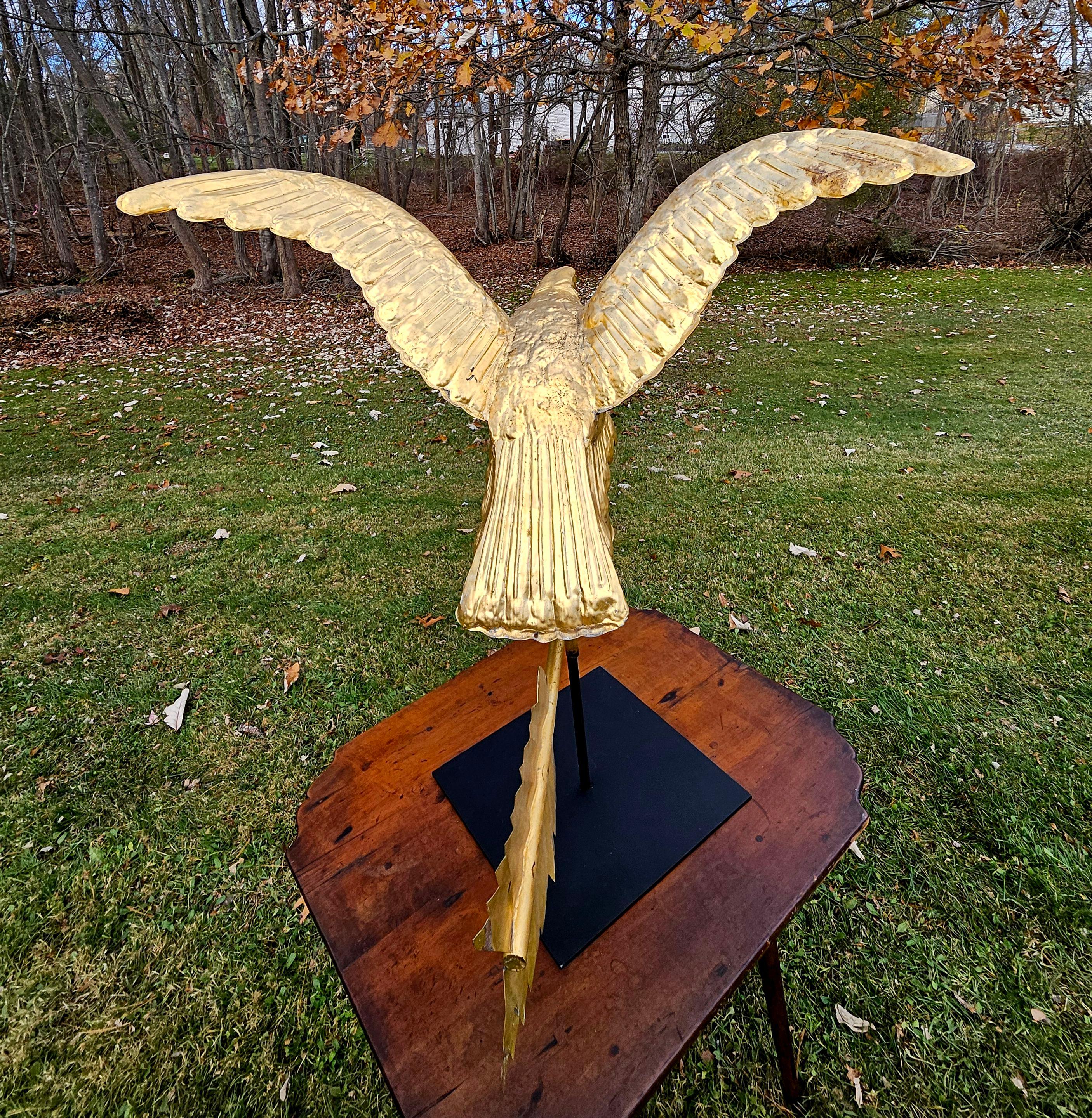 Veleta antigua de águila volante de cobre dorado, Siglo XIX en venta 7