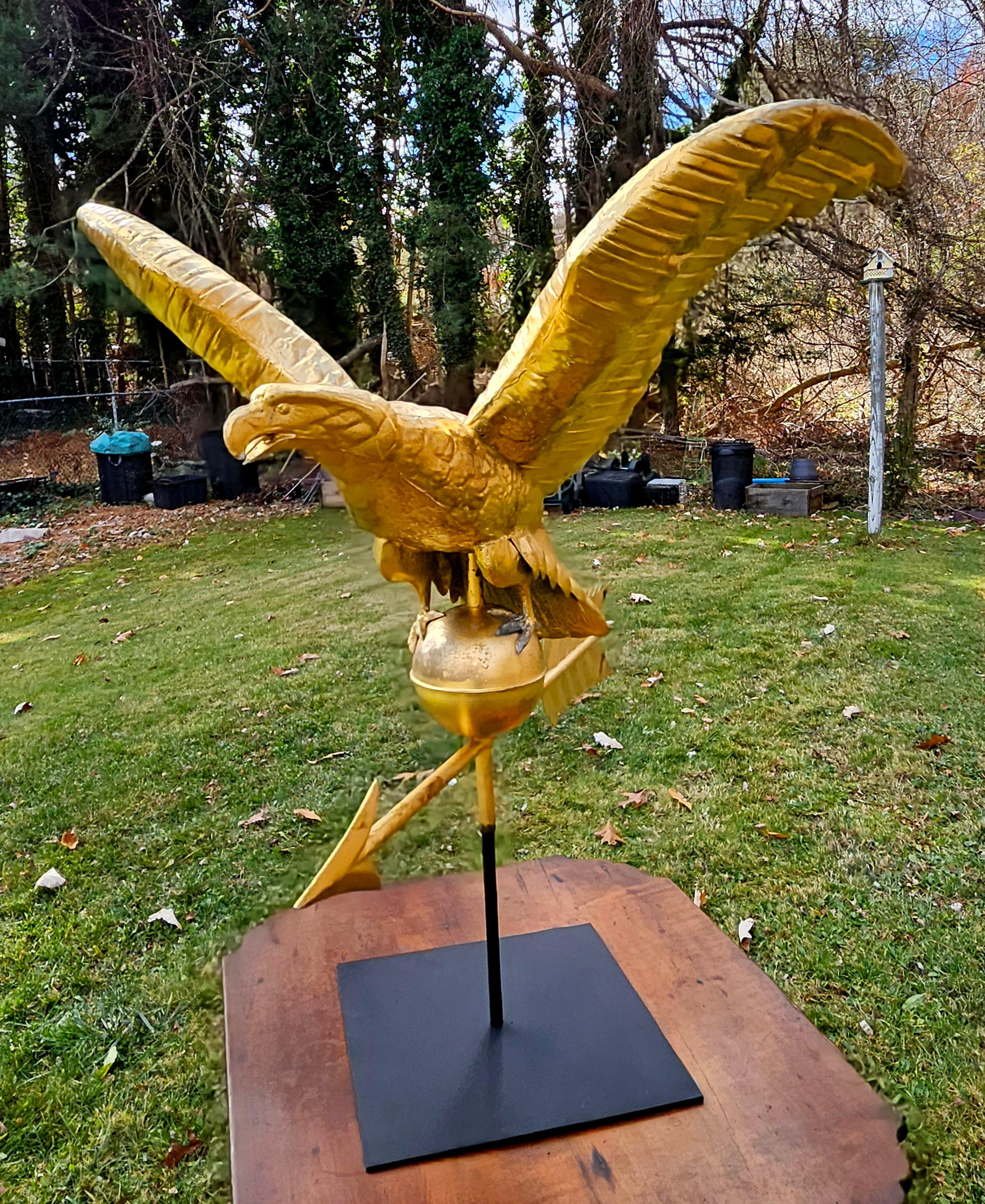 Veleta antigua de águila volante de cobre dorado, Siglo XIX Hecho a mano en venta