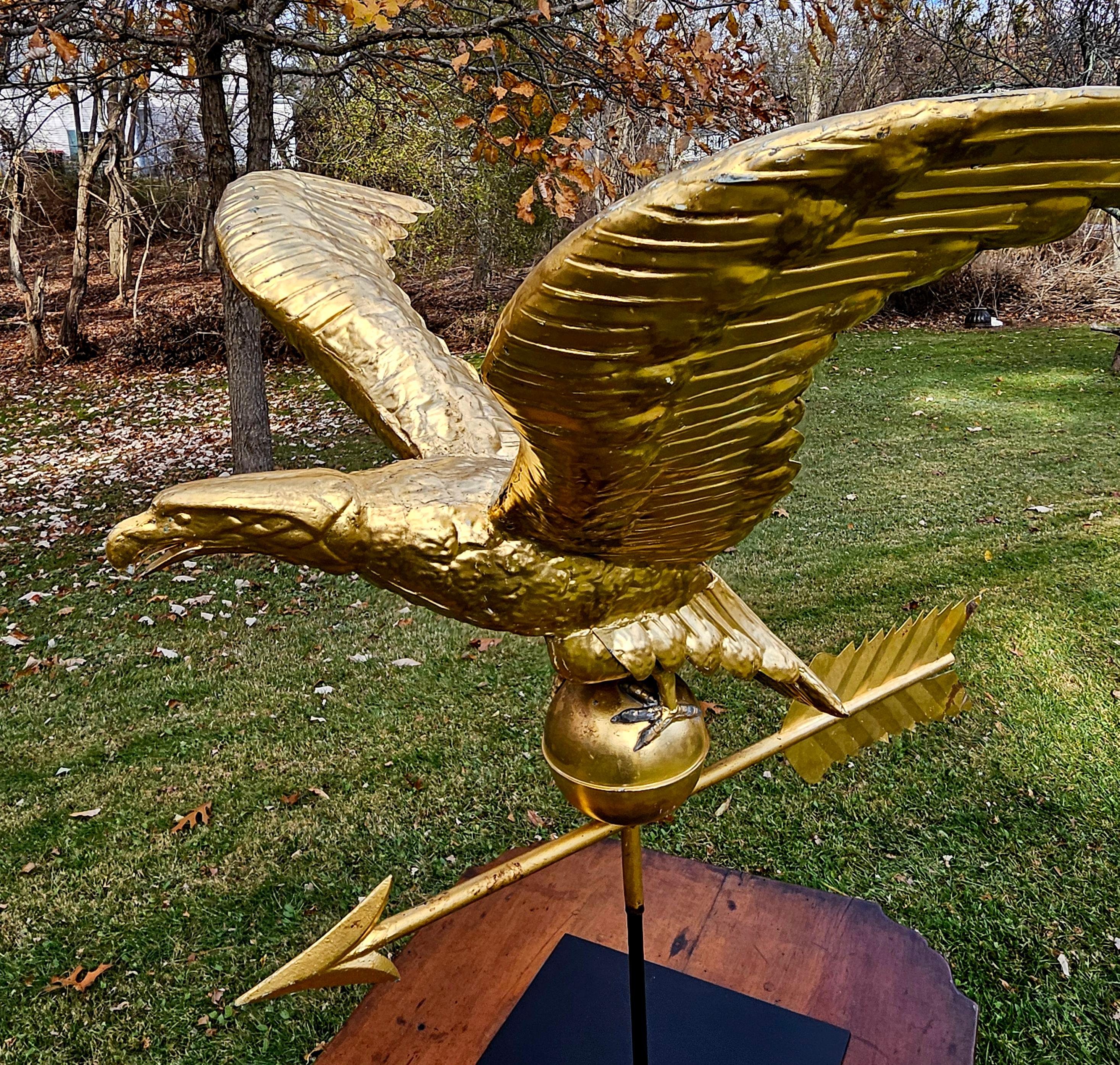 Veleta antigua de águila volante de cobre dorado, Siglo XIX Bronce en venta