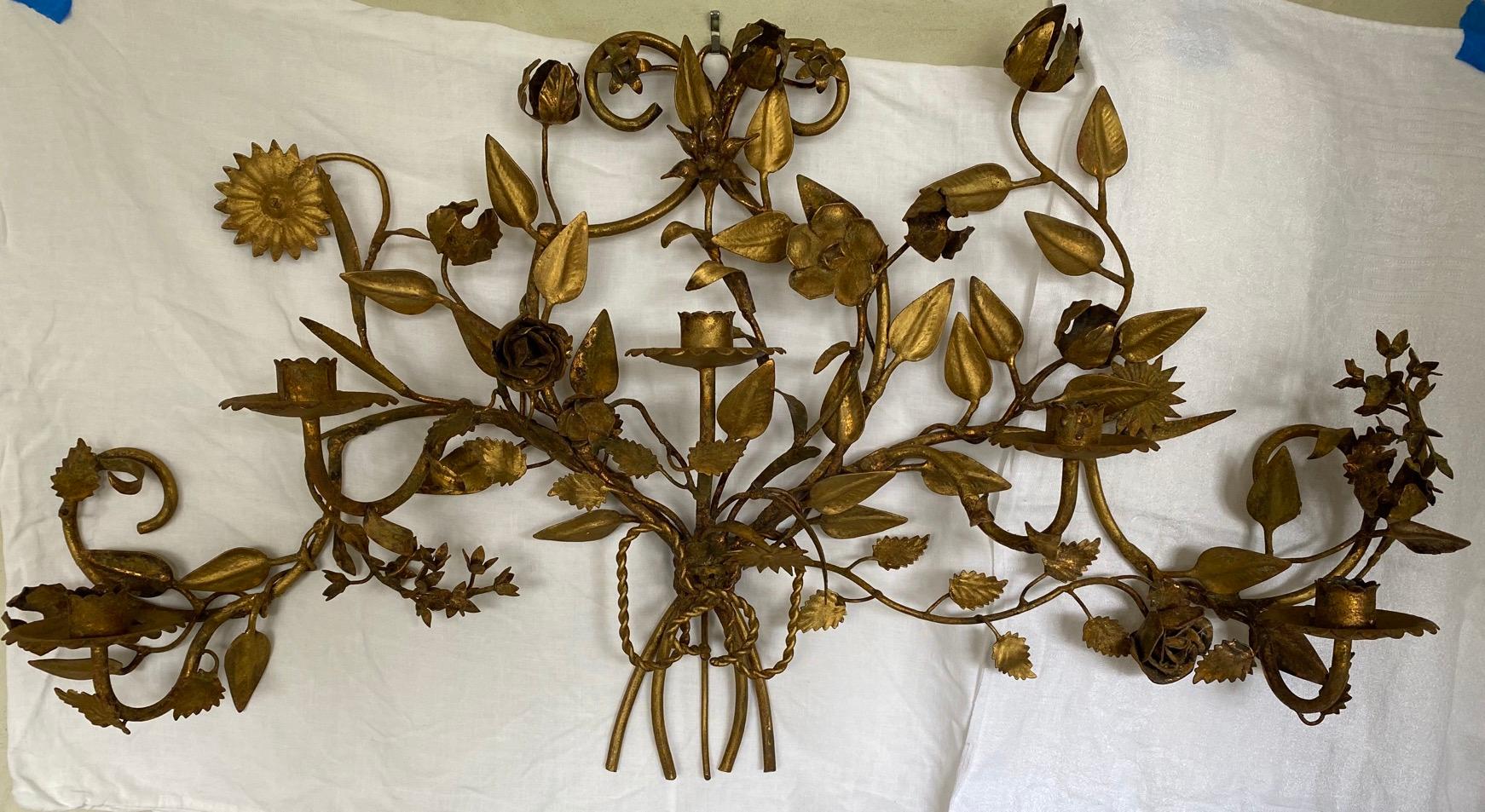 Baroque Applique murale florale à 5 bougies en métal doré antique en vente