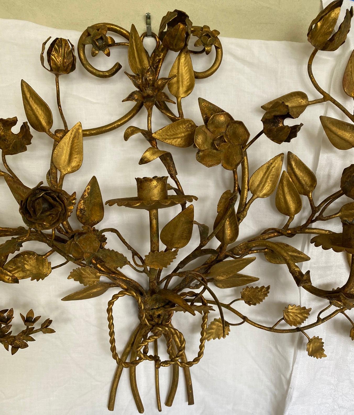 Antik vergoldetes Metall 5-Kerzen-Wandleuchter mit Blumenmuster (Italienisch) im Angebot