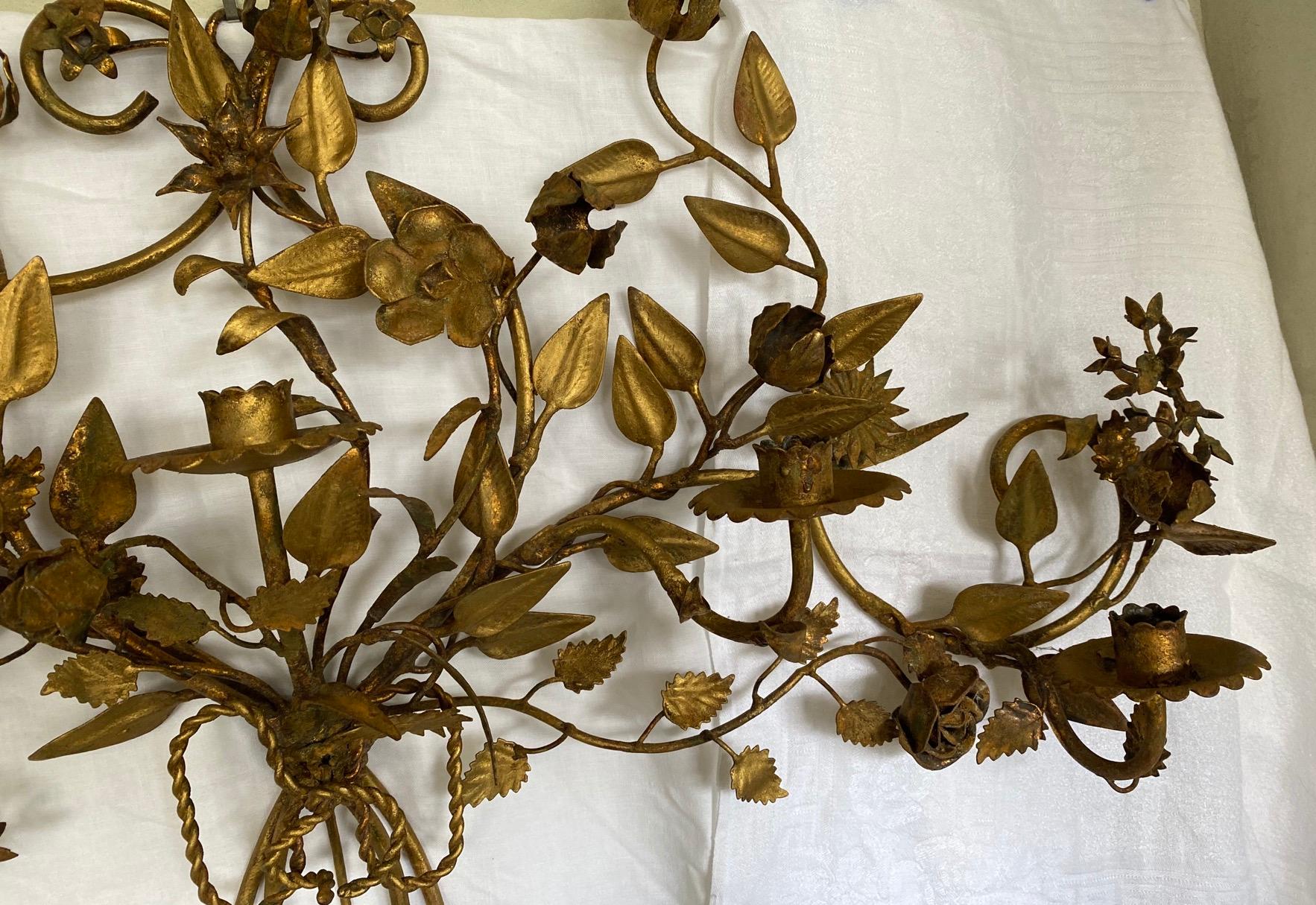 Antik vergoldetes Metall 5-Kerzen-Wandleuchter mit Blumenmuster (Vergoldet) im Angebot