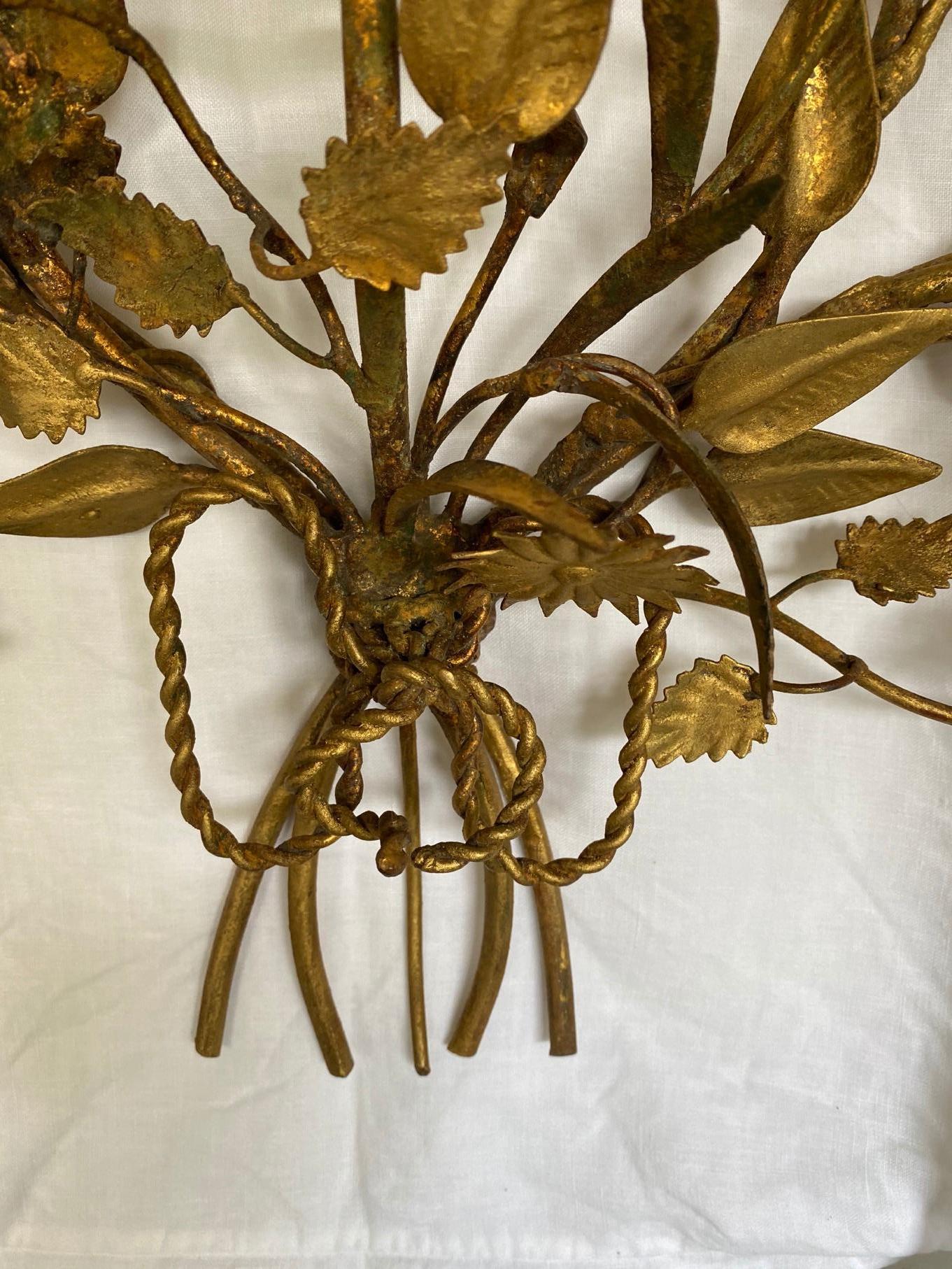 Antik vergoldetes Metall 5-Kerzen-Wandleuchter mit Blumenmuster im Zustand „Gut“ im Angebot in Sheffield, MA