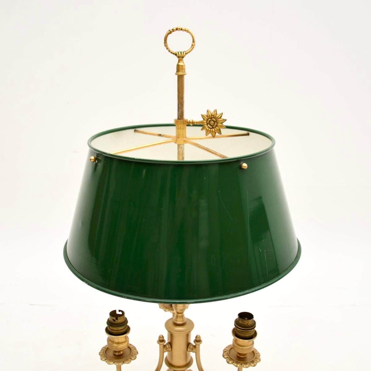 Lámpara de mesa antigua de metal dorado y tole Británico en venta