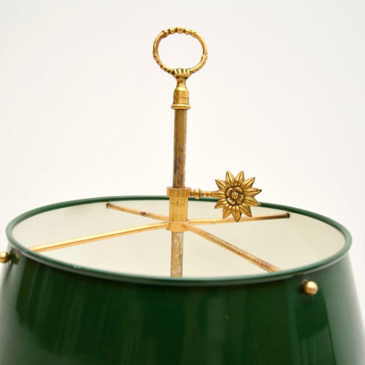 Lámpara de mesa antigua de metal dorado y tole Dorado en venta