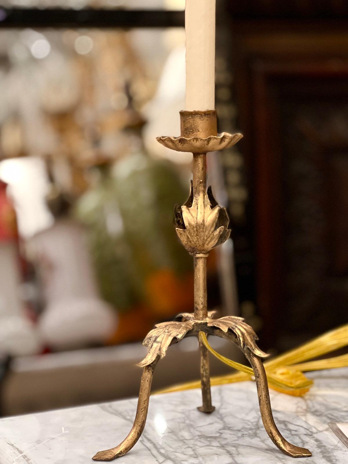 Antike Kerzenständer-Lampe aus vergoldetem Metall im Zustand „Gut“ im Angebot in New York, NY
