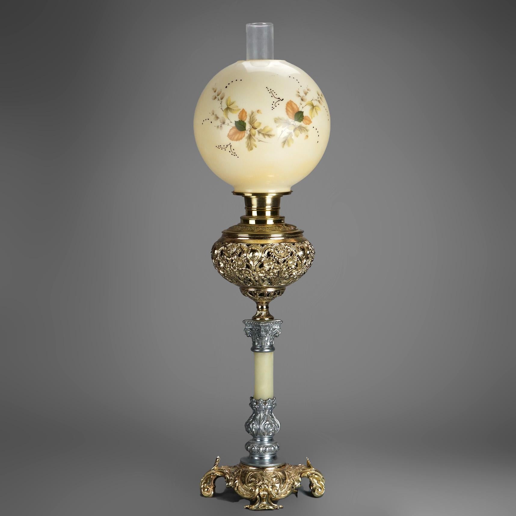 Eine antike viktorianische Wohnzimmerlampe bietet eine handbemalte Glaskugel mit Blättern über vergoldetem Metall und eine netzartige Schrift auf einem Onyxsockel mit korinthischer Säule, elektrifiziert, um 1890

Maße - 25 