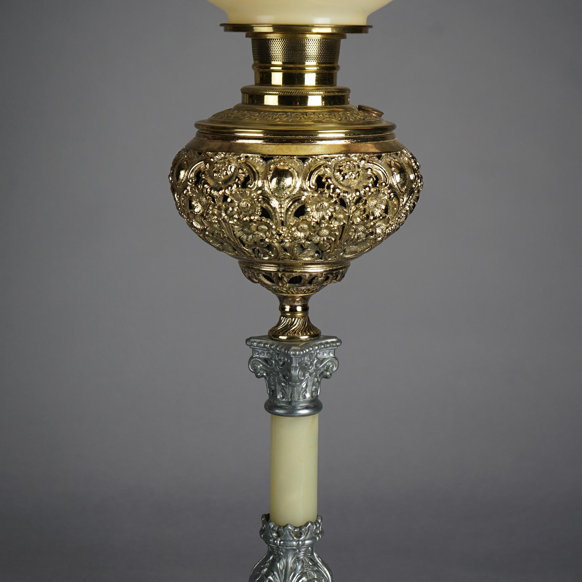 Antike viktorianische Salonlampe aus vergoldetem Metall und Onyx mit handbemalter Schirm, um 1890 im Zustand „Gut“ im Angebot in Big Flats, NY