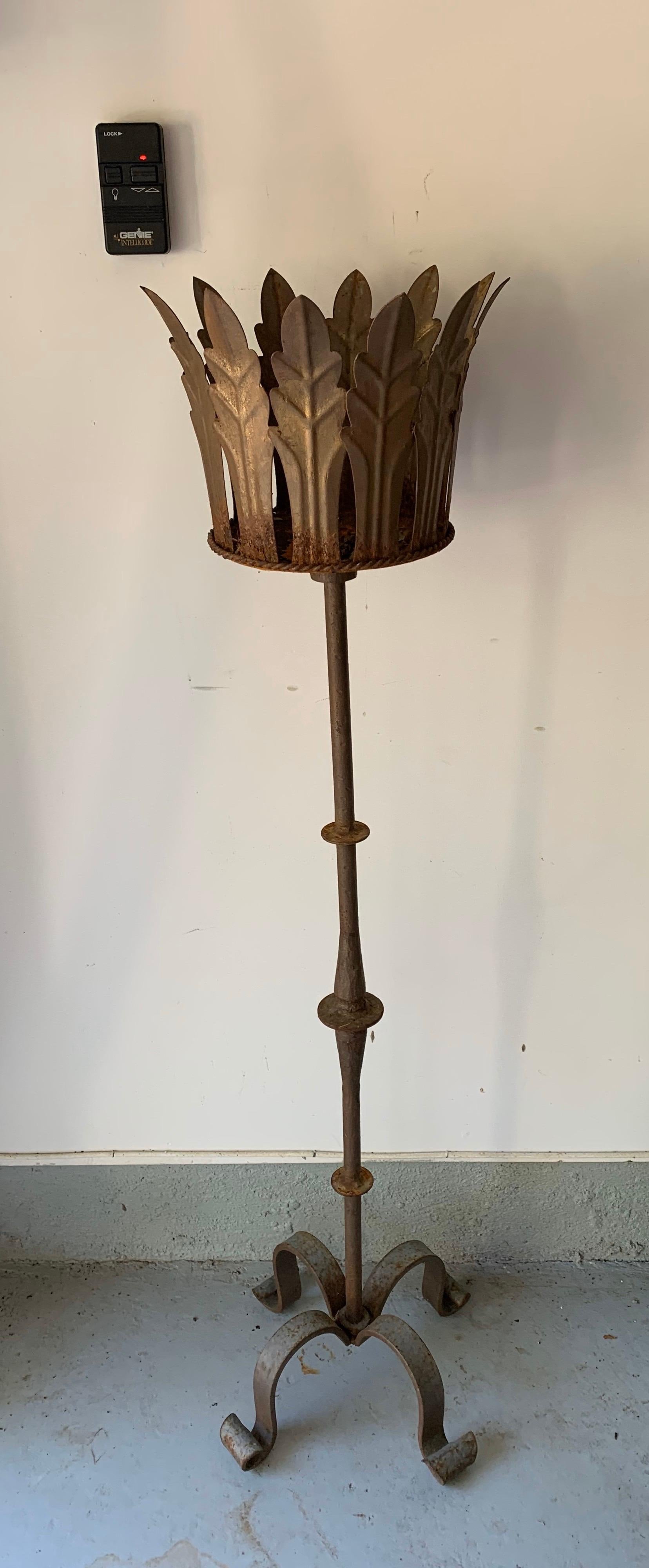 A gilt metal plant stand or planter with four-prong stand. Possibly European, circa 1920.

Made to fit a planter sized approximately 8 inches W x 6 inches H.

Overall dimensions: 51 inches H x 15 inches W x 14.5 inches D.

  