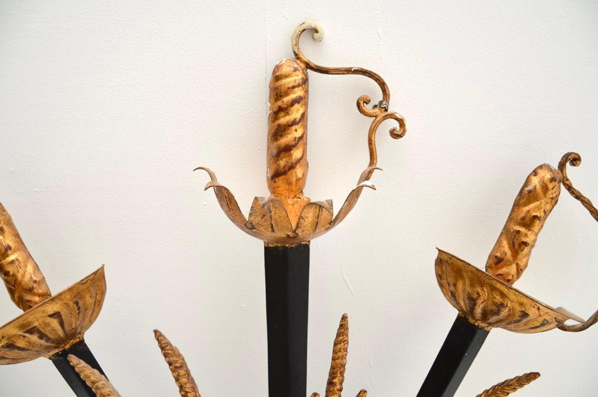 Dorato Lampada da parete antica a forma di frate di grano e di sciabola in metallo dorato in vendita