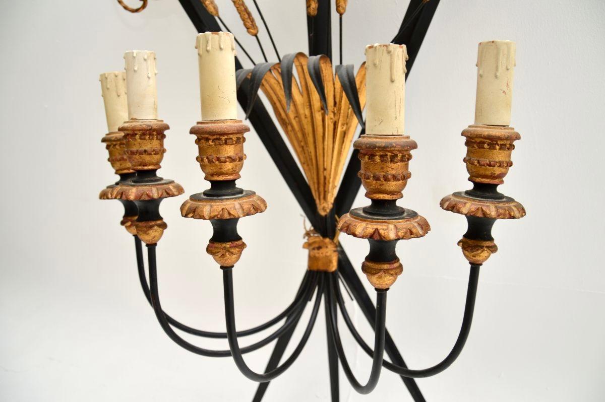 Metallo Lampada da parete antica a forma di frate di grano e di sciabola in metallo dorato in vendita