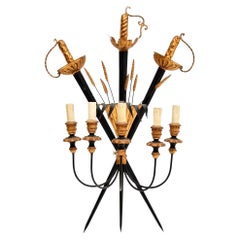 Lámpara de pared antigua de metal dorado con forma de rueda de trigo y alfanje