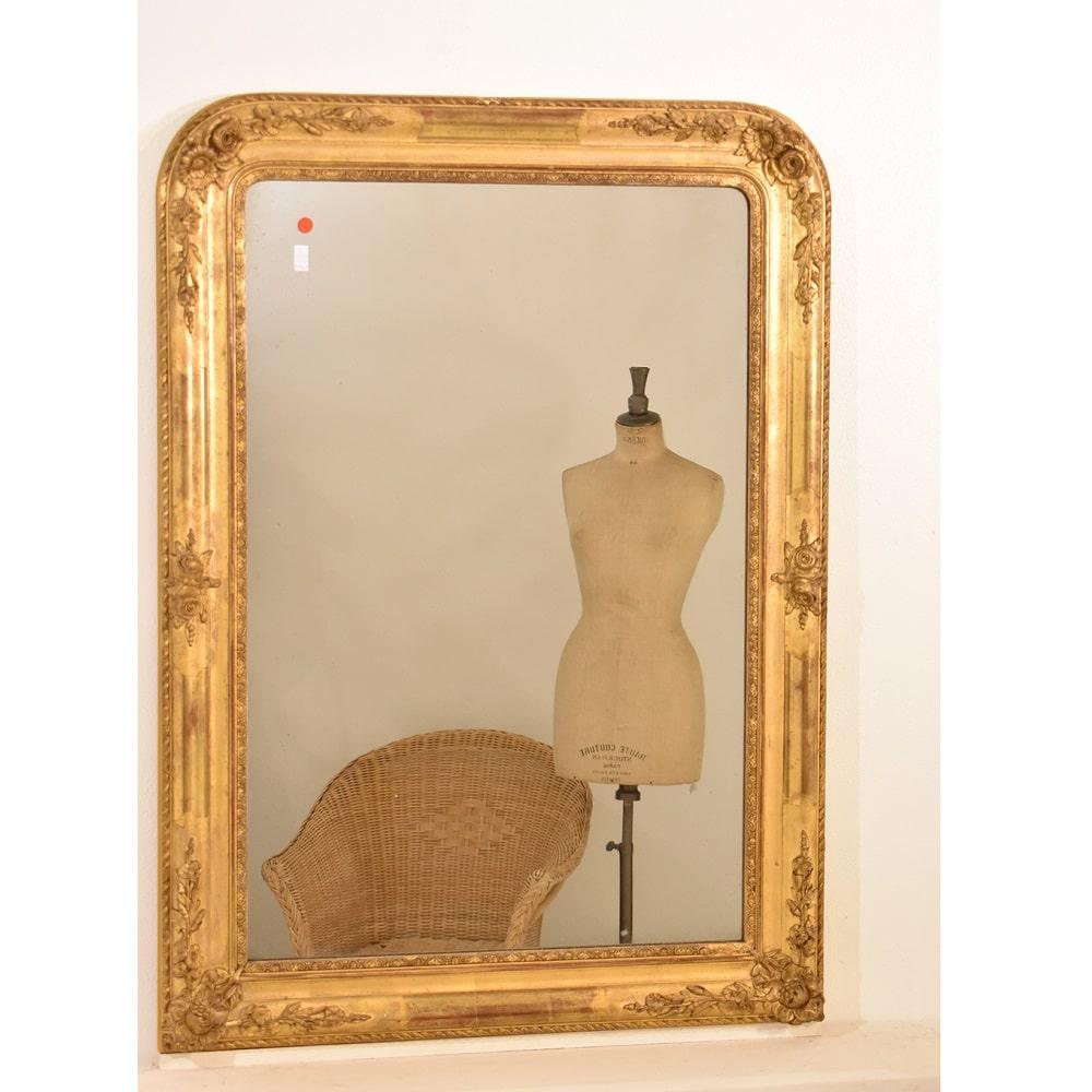 The Antique rose gold wall mirror, proposed here is an elegant mirror and has a 
Golden Frame in pure Gold Leaf. Restored mirror. Old mercury mirror.
This antique wall mirror, Mirror With Flowers, was realised in the 19th century XIX. Beautiful