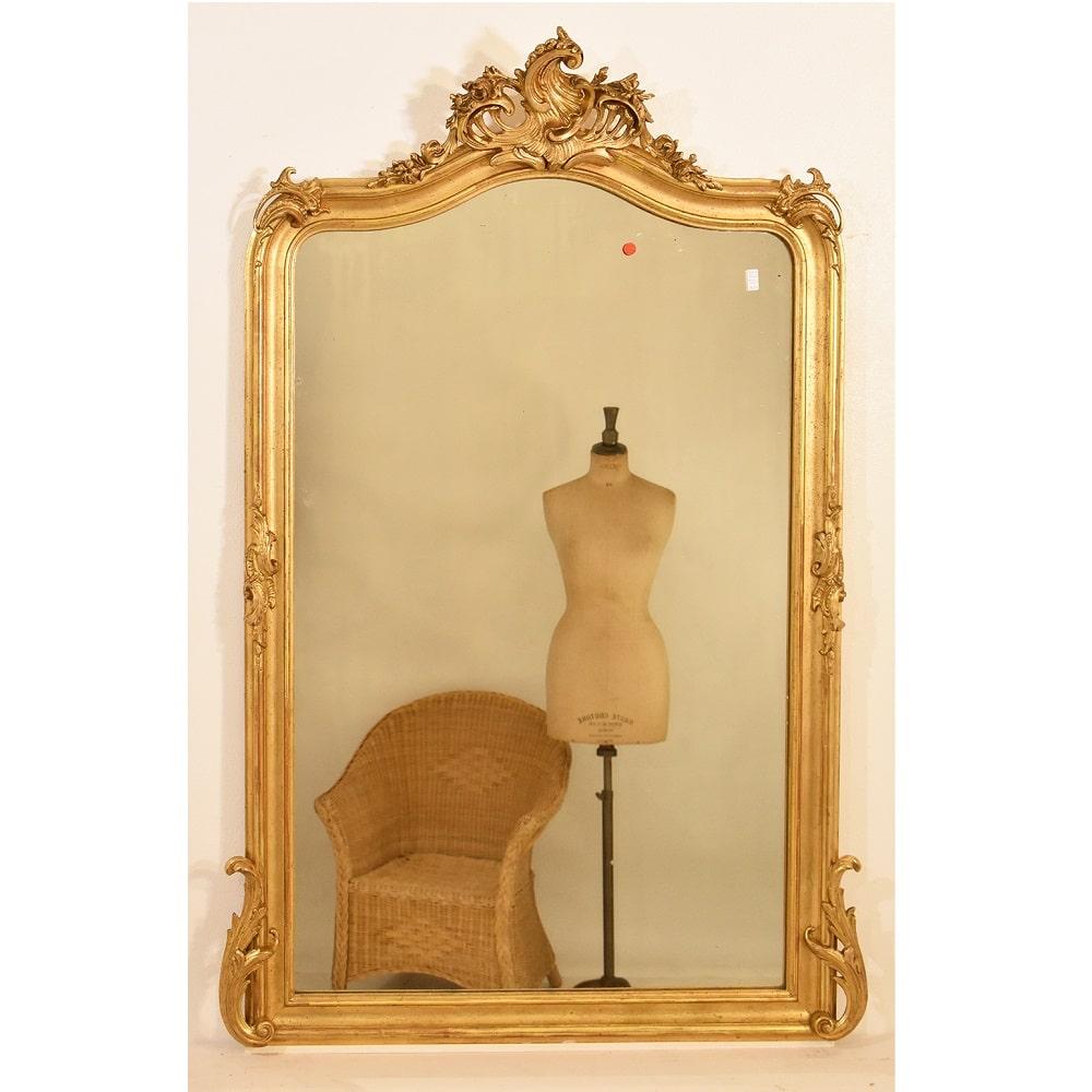 The Antique Rectangular wall mirror,  proposed here is an elegant mirror and has a
Golden Frame in pure Gold Leaf  which makes it elegant and precious.
Restored mirror. Antique Louis Philippe Mirror.

This antique rectangle wall mirror was