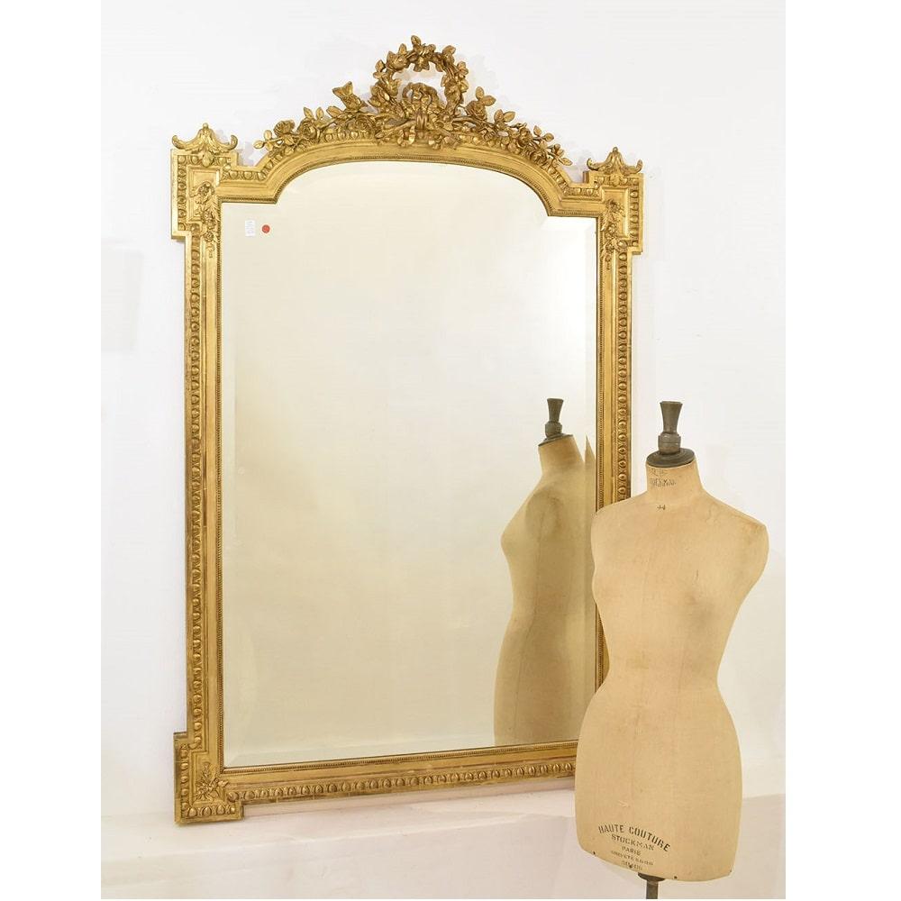 The Antique Rectangular Wall Mirror, proposed here is an elegant mirror and has a Golden Frame
in pure Gold Leaf which makes it elegant and precious. Restored mirror.

This antique rectangle wall mirror was realised in the 19th century XIX with