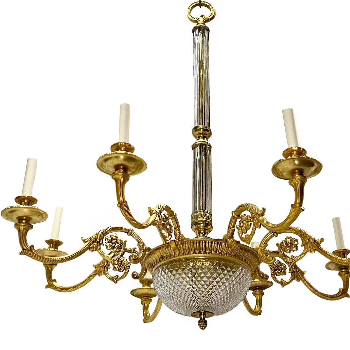Araña francesa de bronce dorado y cristal de 8 luces de hacia 1900.

Medidas:
Diámetro: 38
Caída mínima: 40
