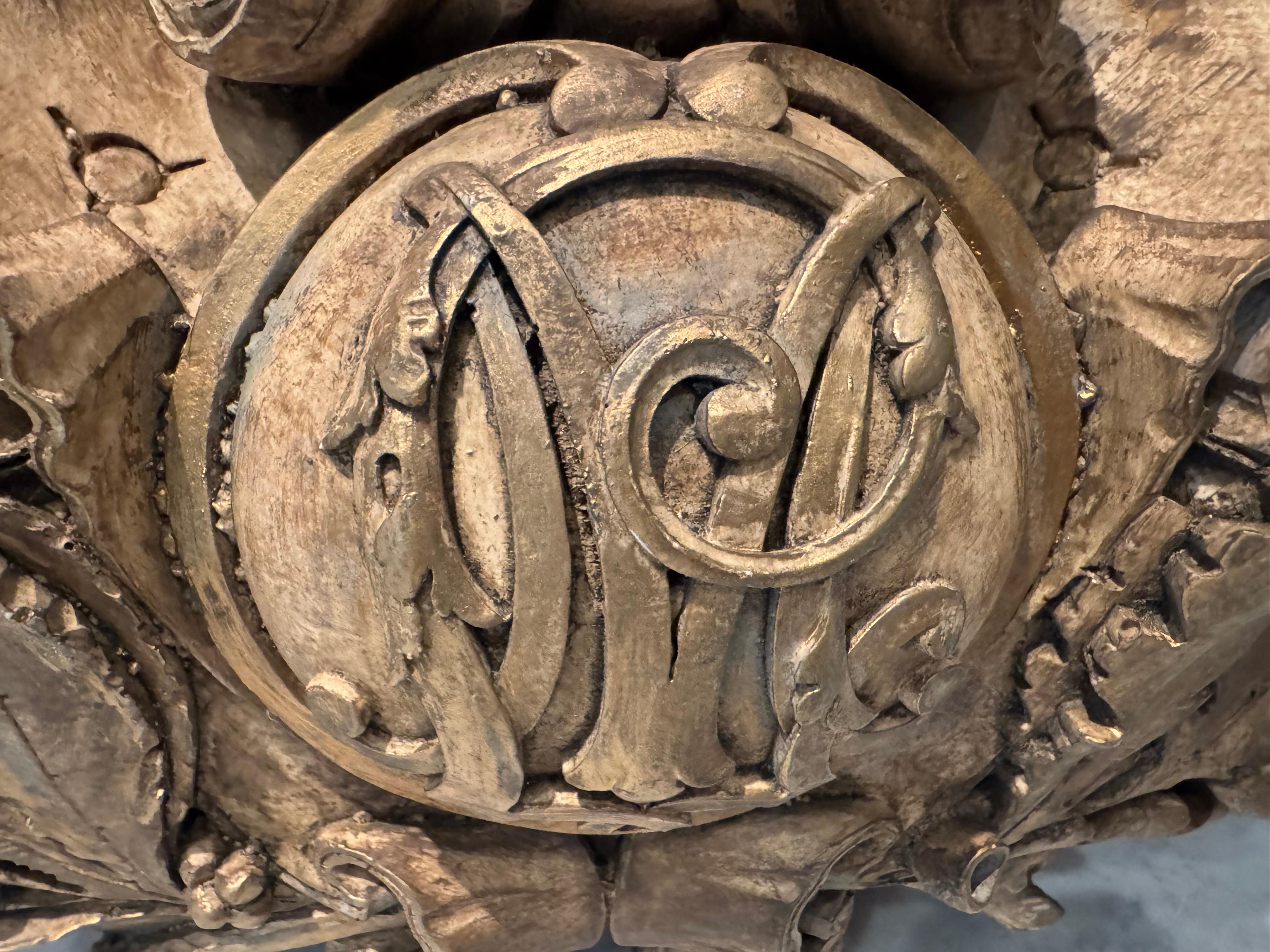 Provincial français Sculpture murale ancienne en vermeil avec fragment de porte en vente