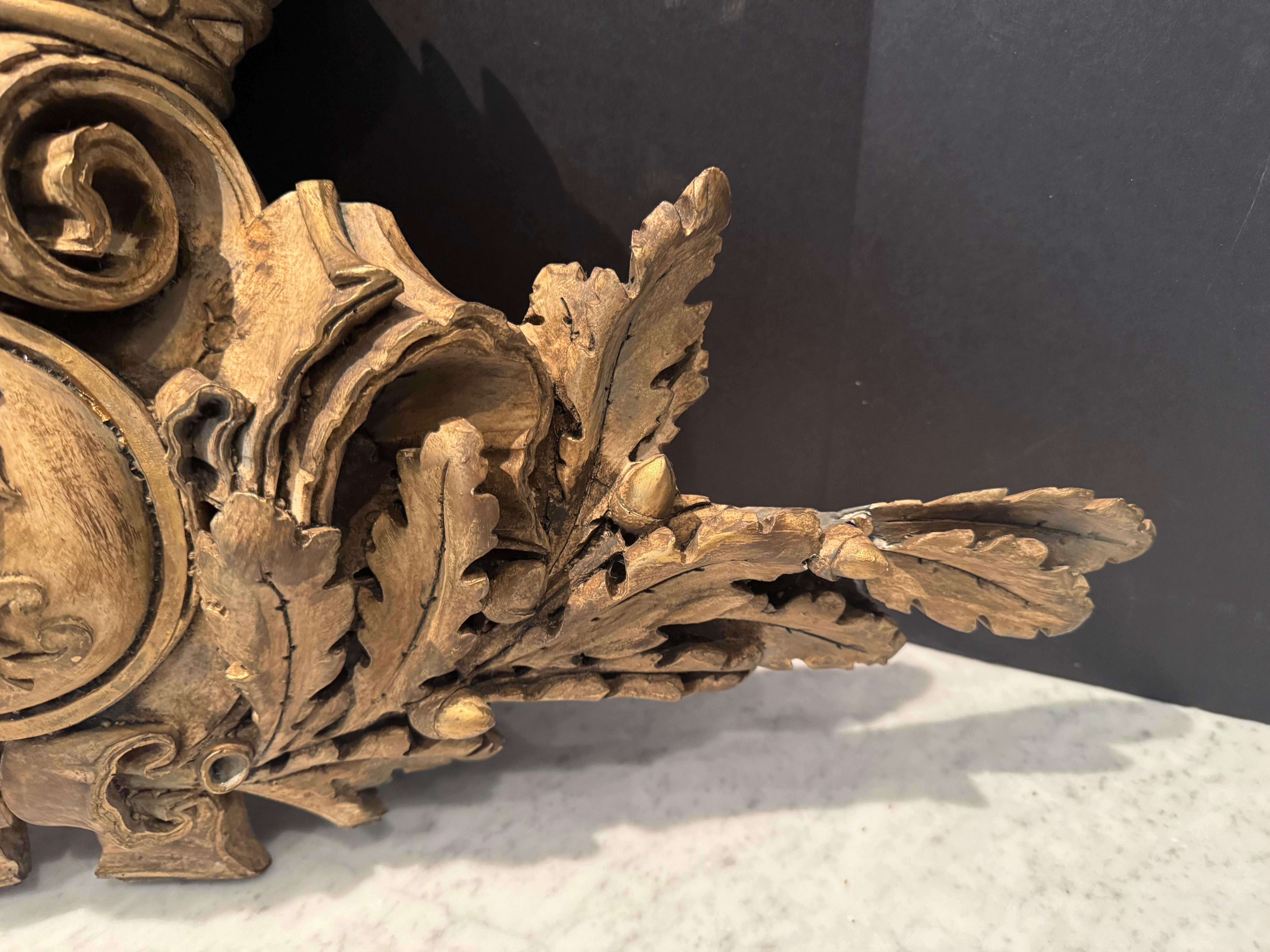 Français Sculpture murale ancienne en vermeil avec fragment de porte en vente