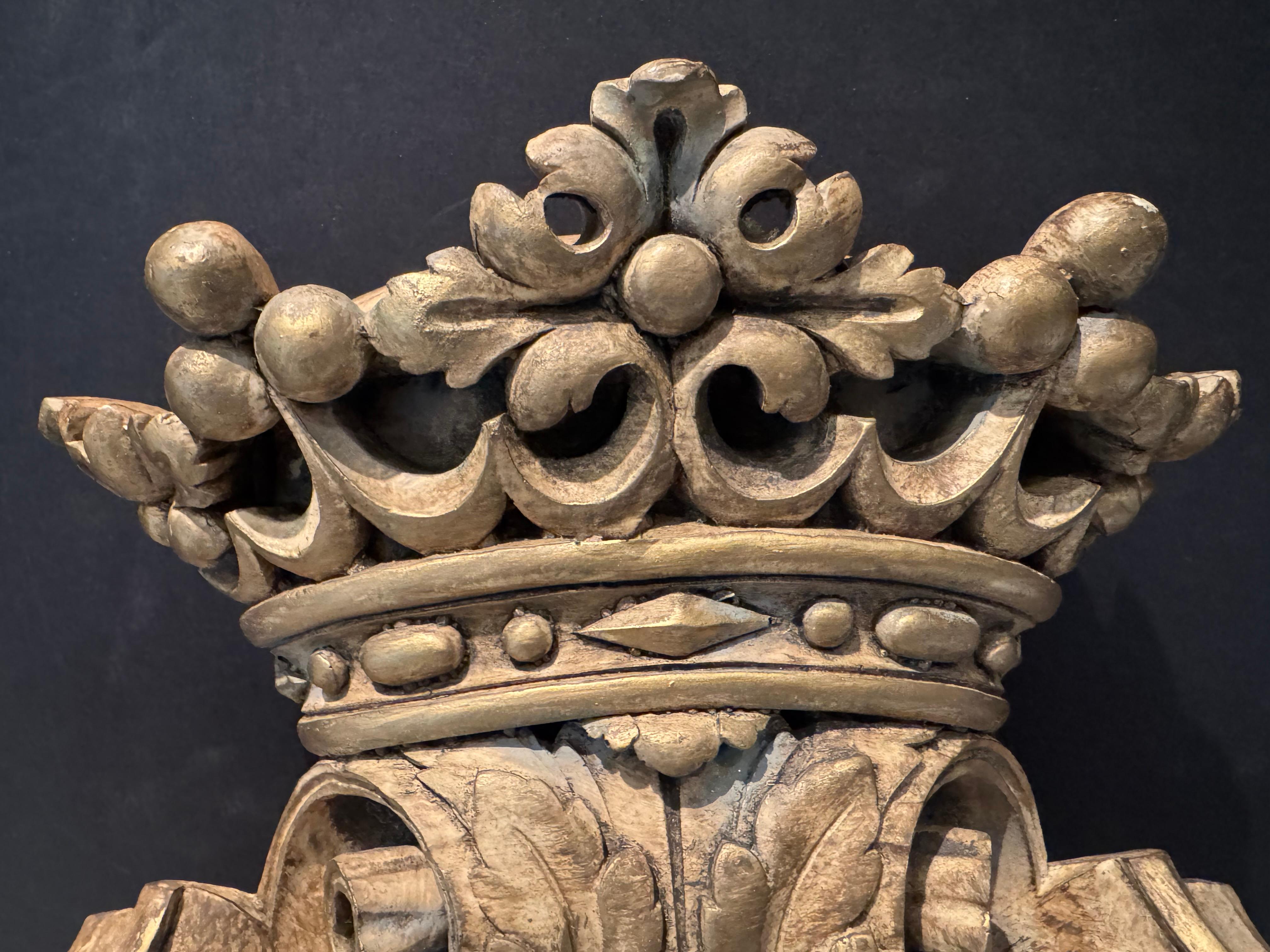 Sculpté à la main Sculpture murale ancienne en vermeil avec fragment de porte en vente