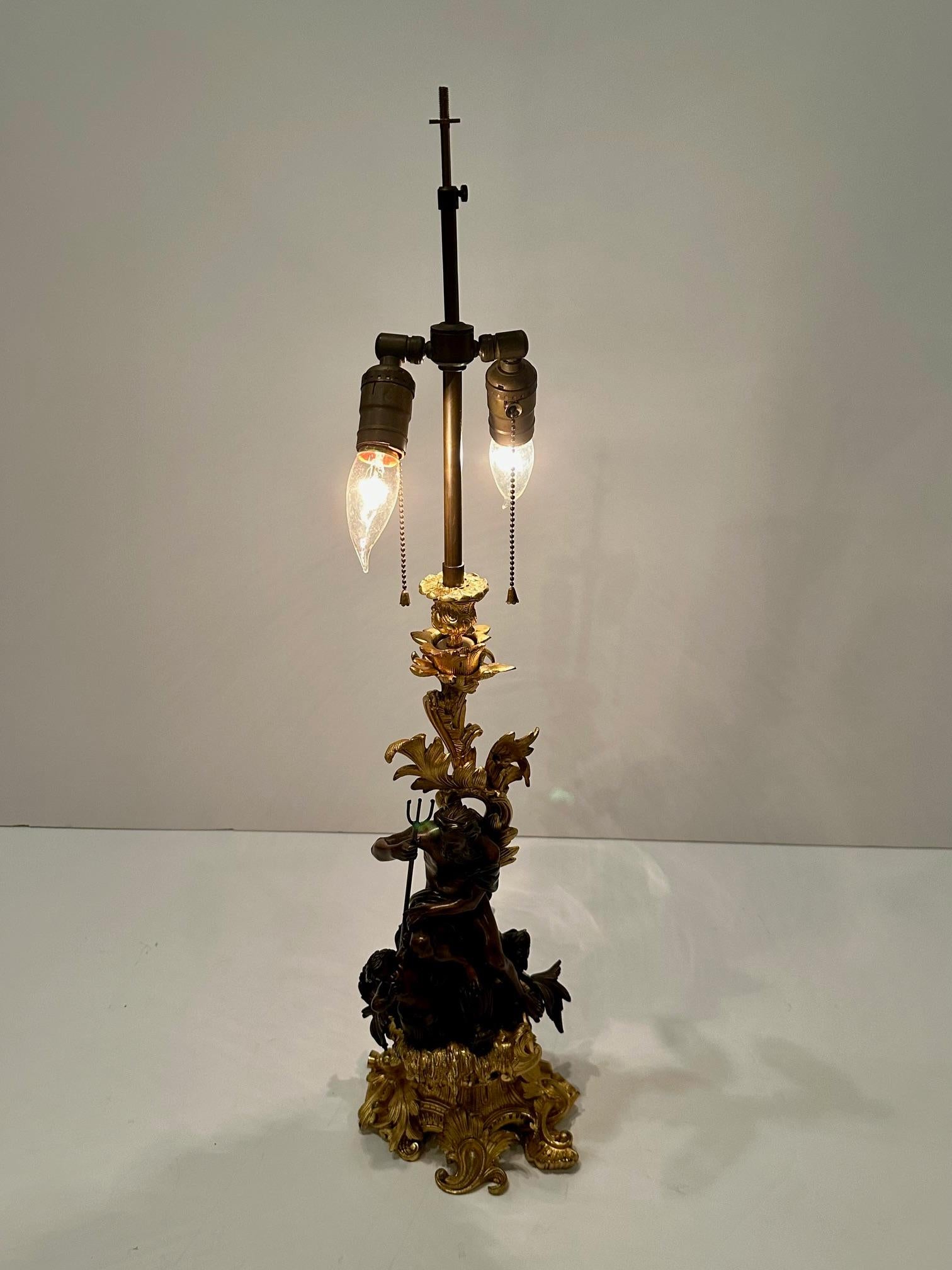 Lampe chandelier française ancienne en bronze doré et patiné avec Neptune en vente 7