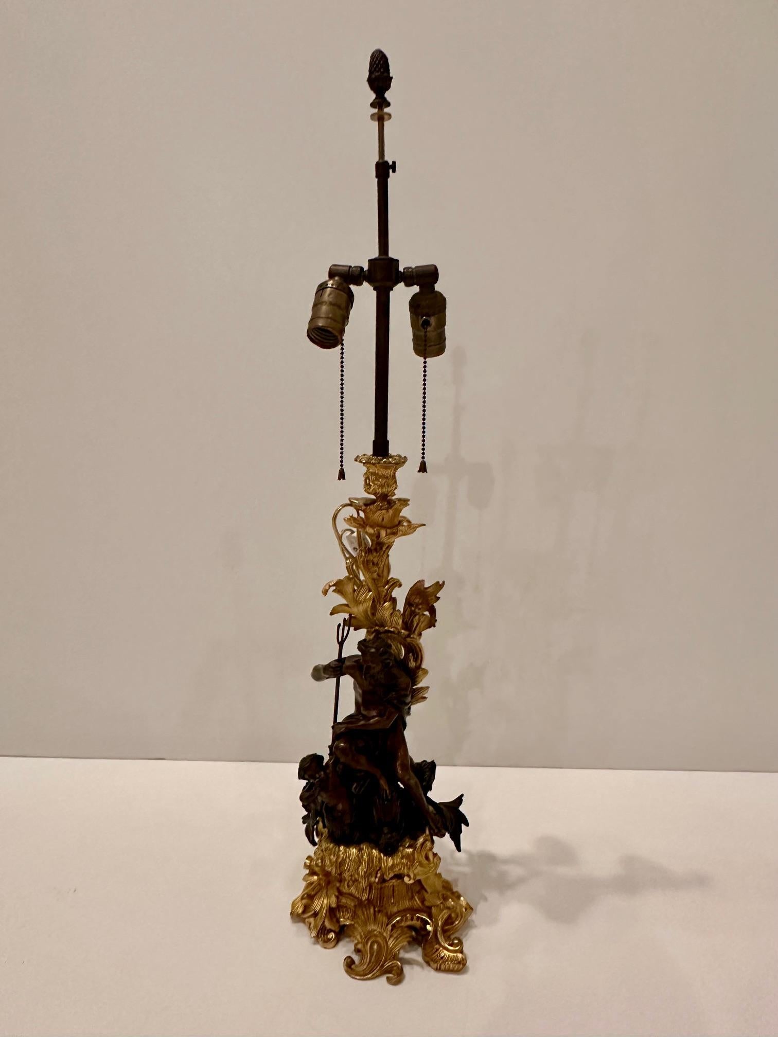 Lampe chandelier française ancienne en bronze doré et patiné avec Neptune en vente 8