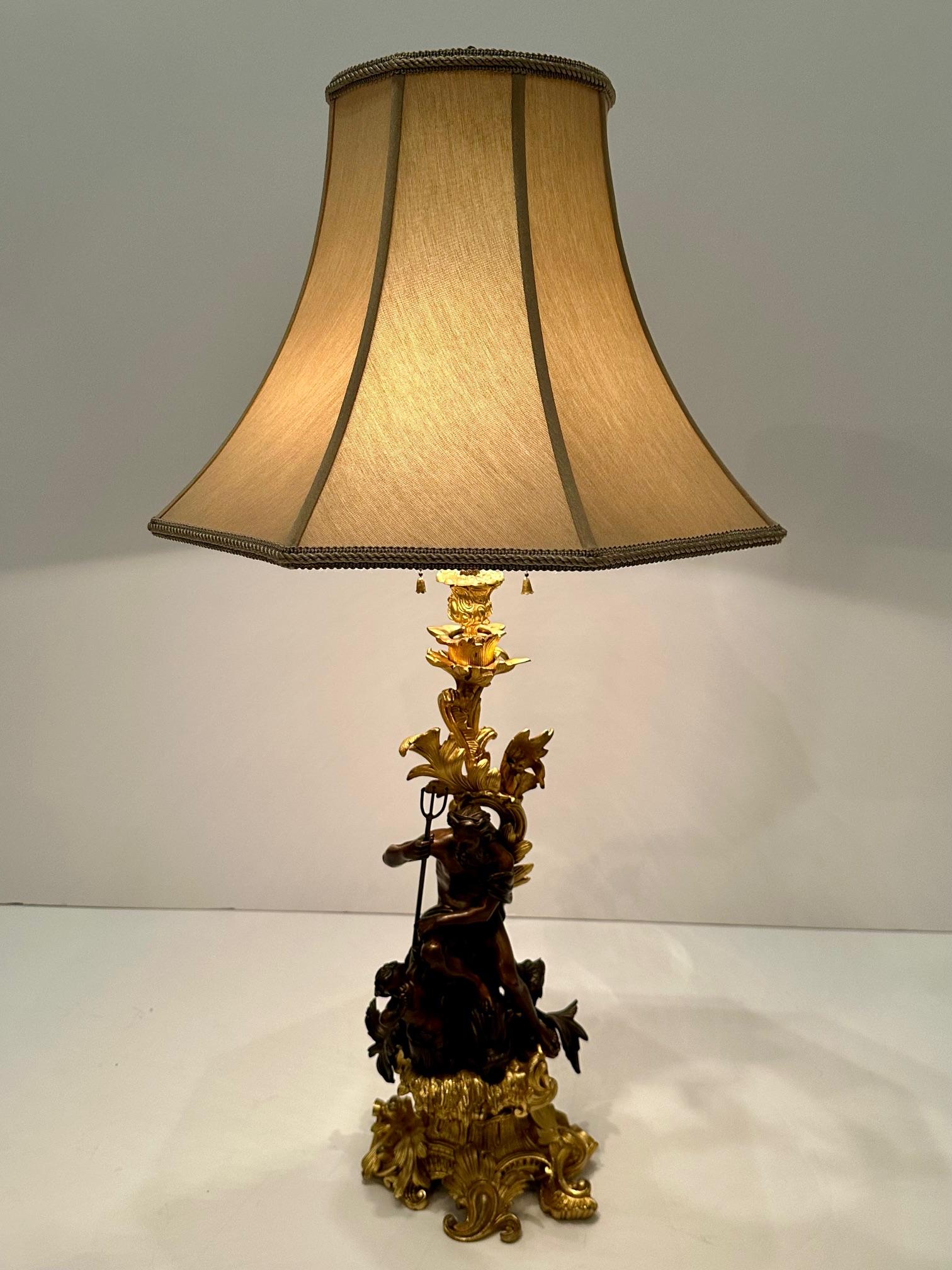 Lampe chandelier française ancienne en bronze doré et patiné avec Neptune en vente 9