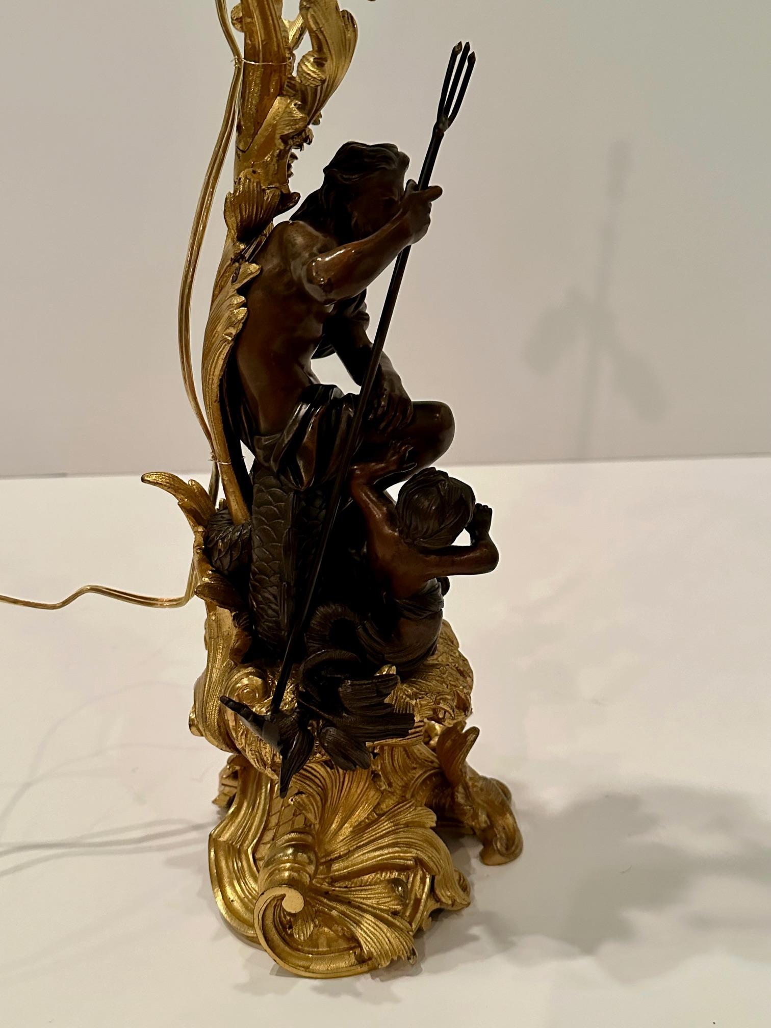 Français Lampe chandelier française ancienne en bronze doré et patiné avec Neptune en vente