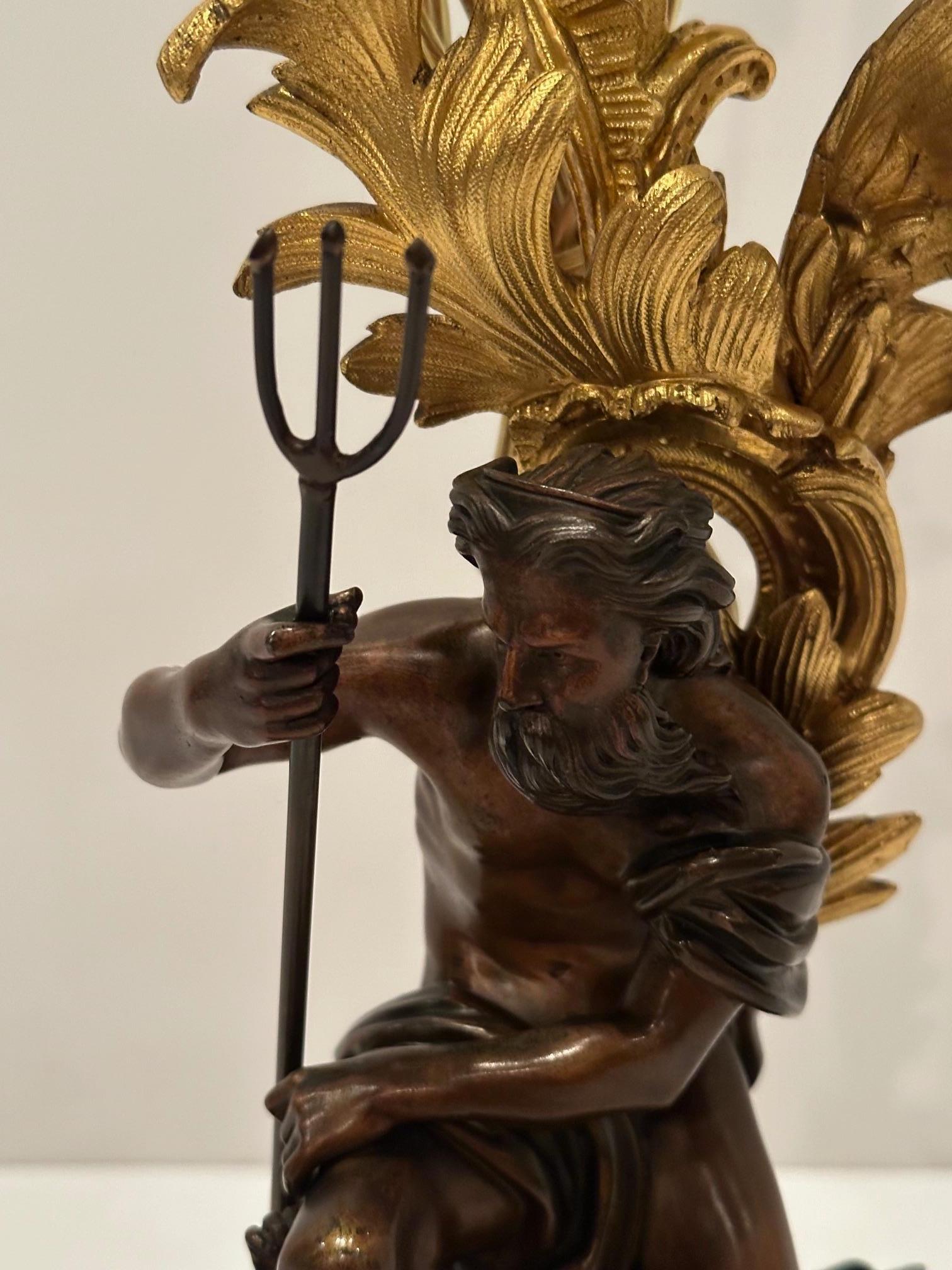 Lampe chandelier française ancienne en bronze doré et patiné avec Neptune en vente 2