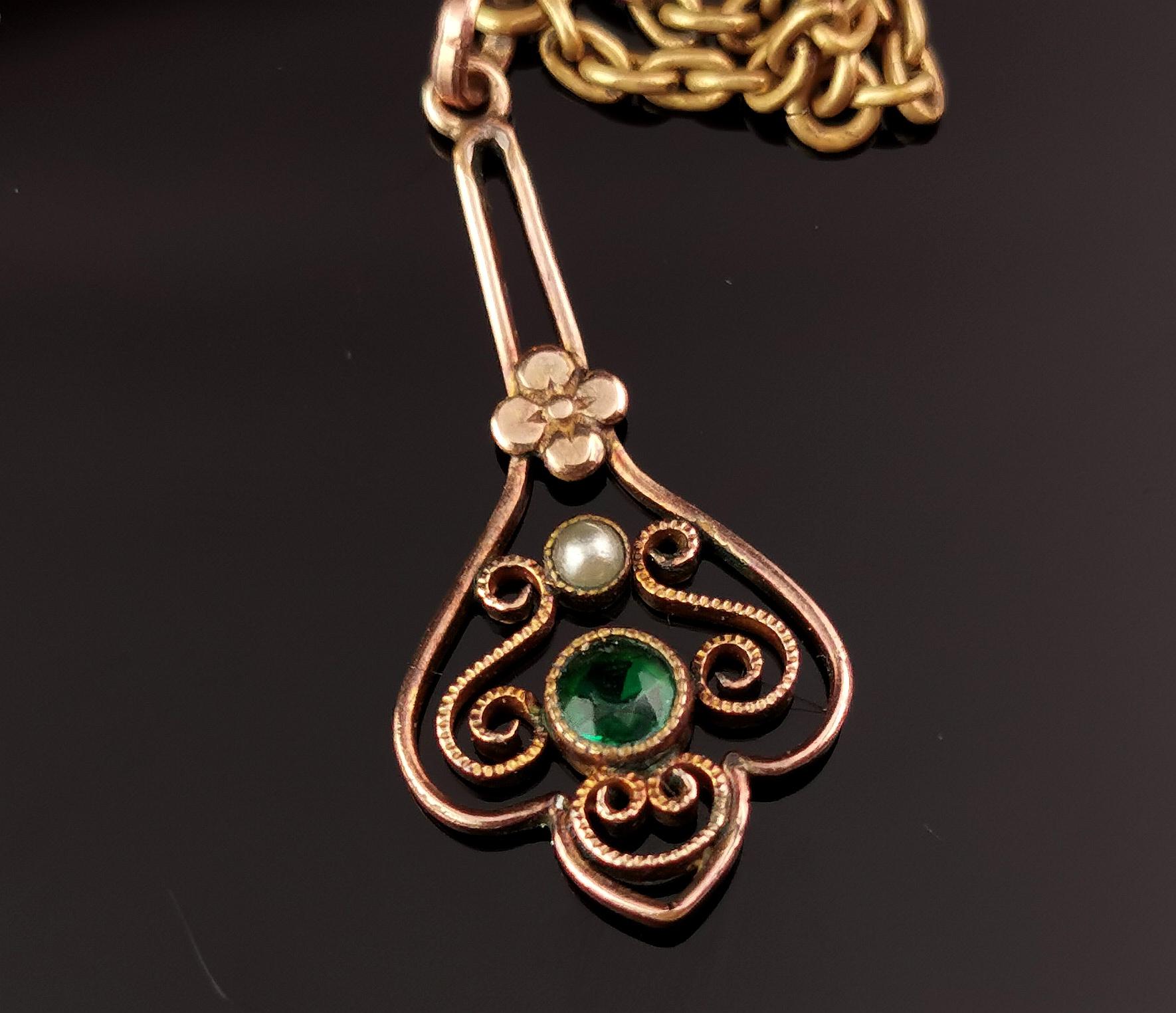 Collier pendentif doré ancien, pâte verte, chaîne à maillons fantaisie  Pour femmes en vente