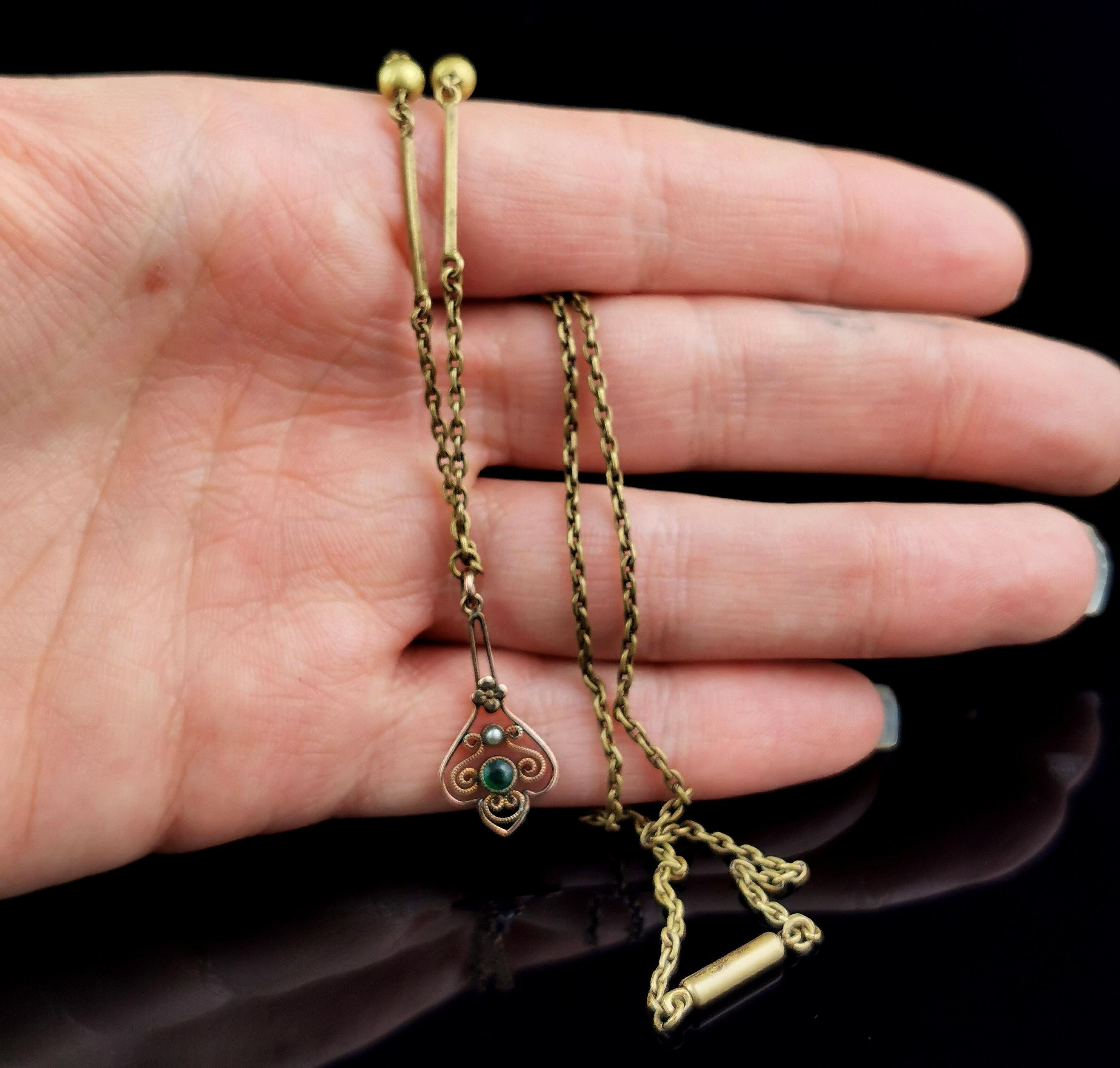 Antike vergoldete Halskette mit Anhänger, grüne Paste, ausgefallene Gliederkette  im Angebot 1