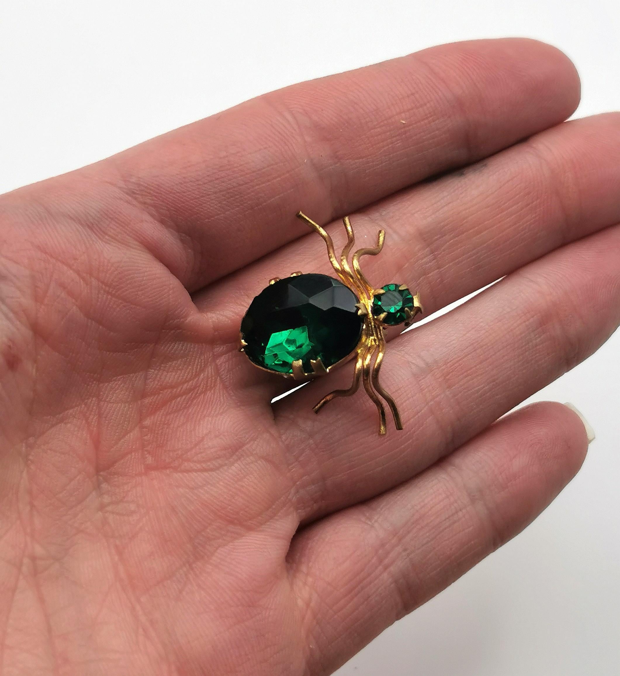 Broche ancienne en forme d'araignée dorée. Pâte vert émeraude 5