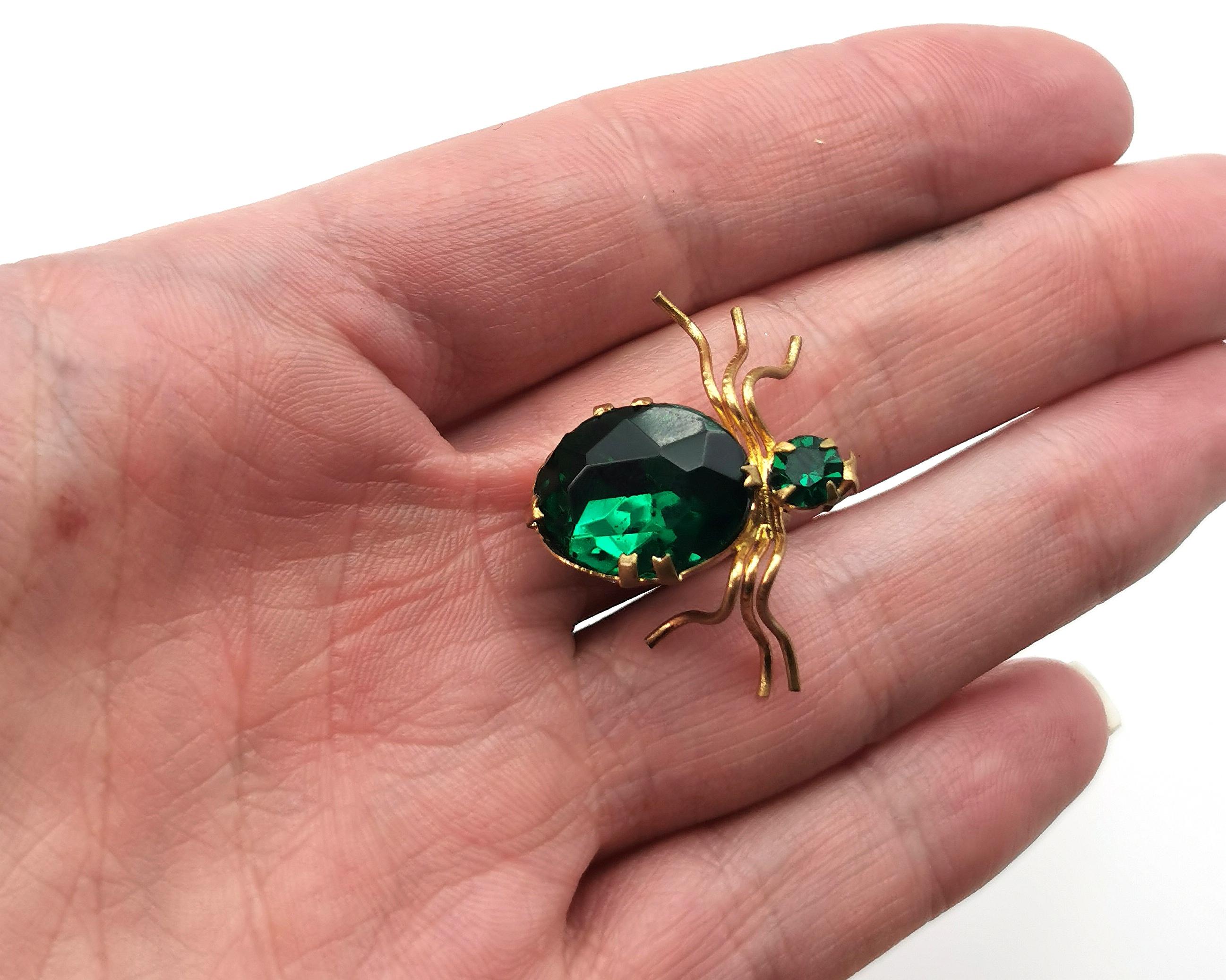 Broche ancienne en forme d'araignée dorée. Pâte vert émeraude 6