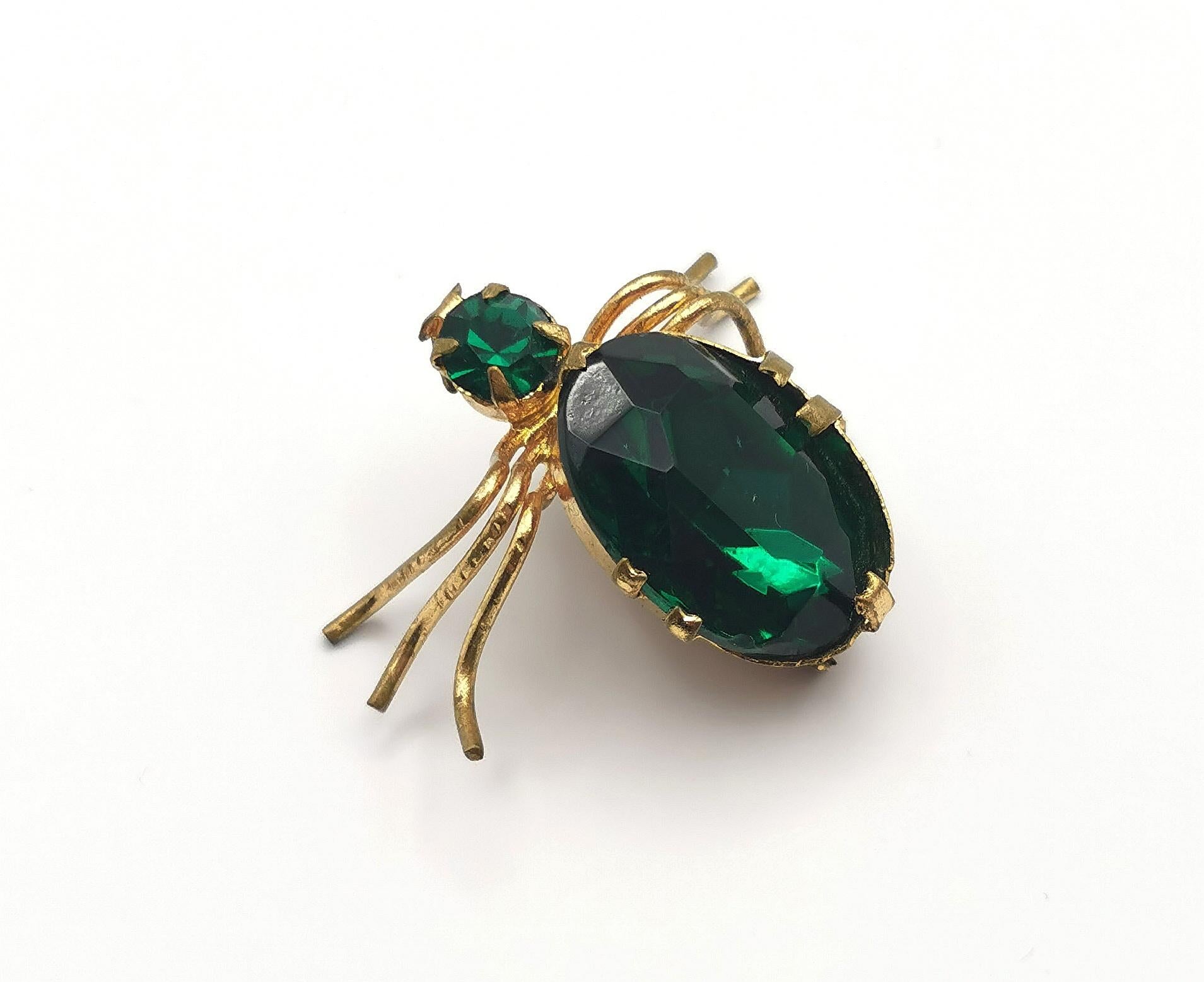 Édouardien Broche ancienne en forme d'araignée dorée. Pâte vert émeraude