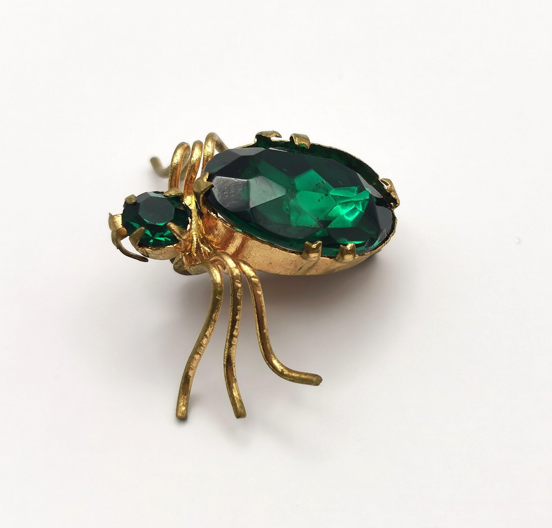 Broche ancienne en forme d'araignée dorée. Pâte vert émeraude État moyen à NEWARK, GB