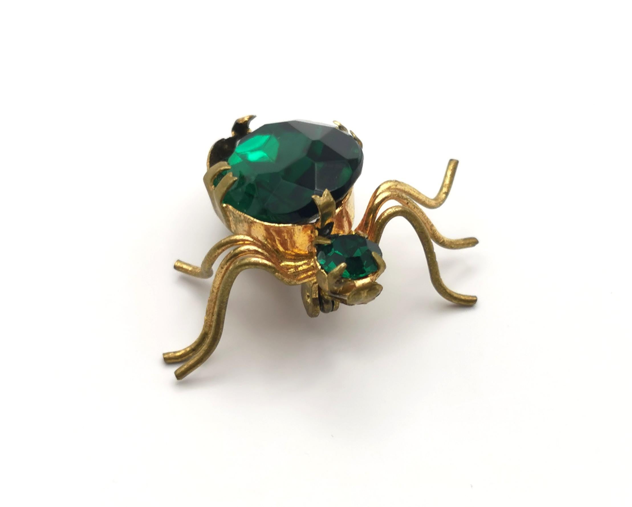 Broche ancienne en forme d'araignée dorée. Pâte vert émeraude 1