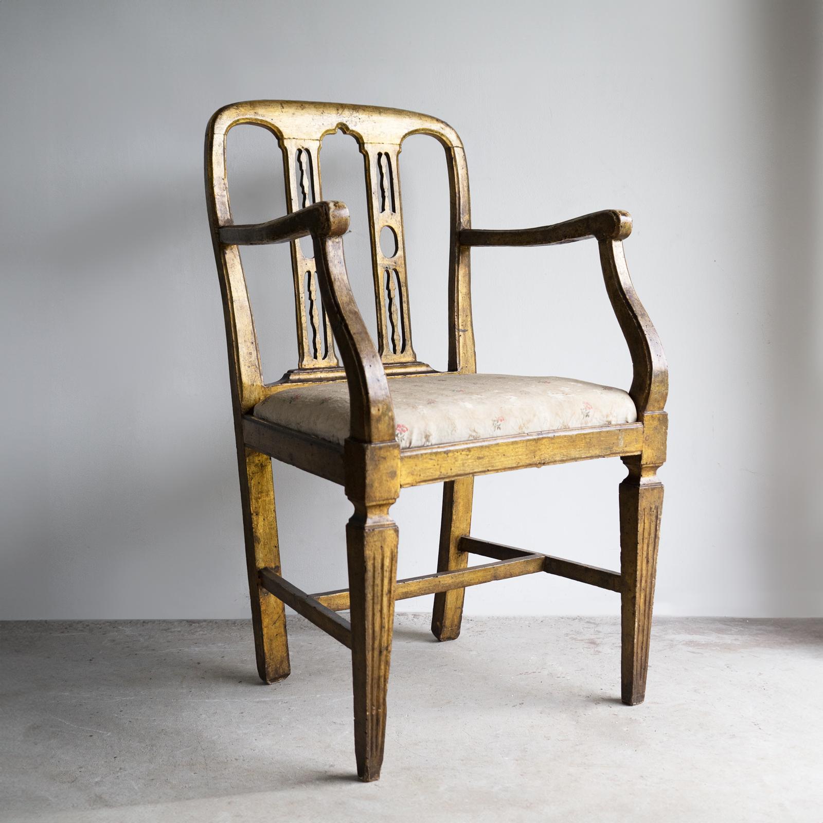 FAUTEUIL ITALIEN ANCIEN 

Une élégante chaise avec des accoudoirs sculptés en forme de volutes, un dossier sculpté avec des cannelures décoratives sur des pieds avant fuselés et cannelés et des pieds arrière légèrement en saillie unis par une