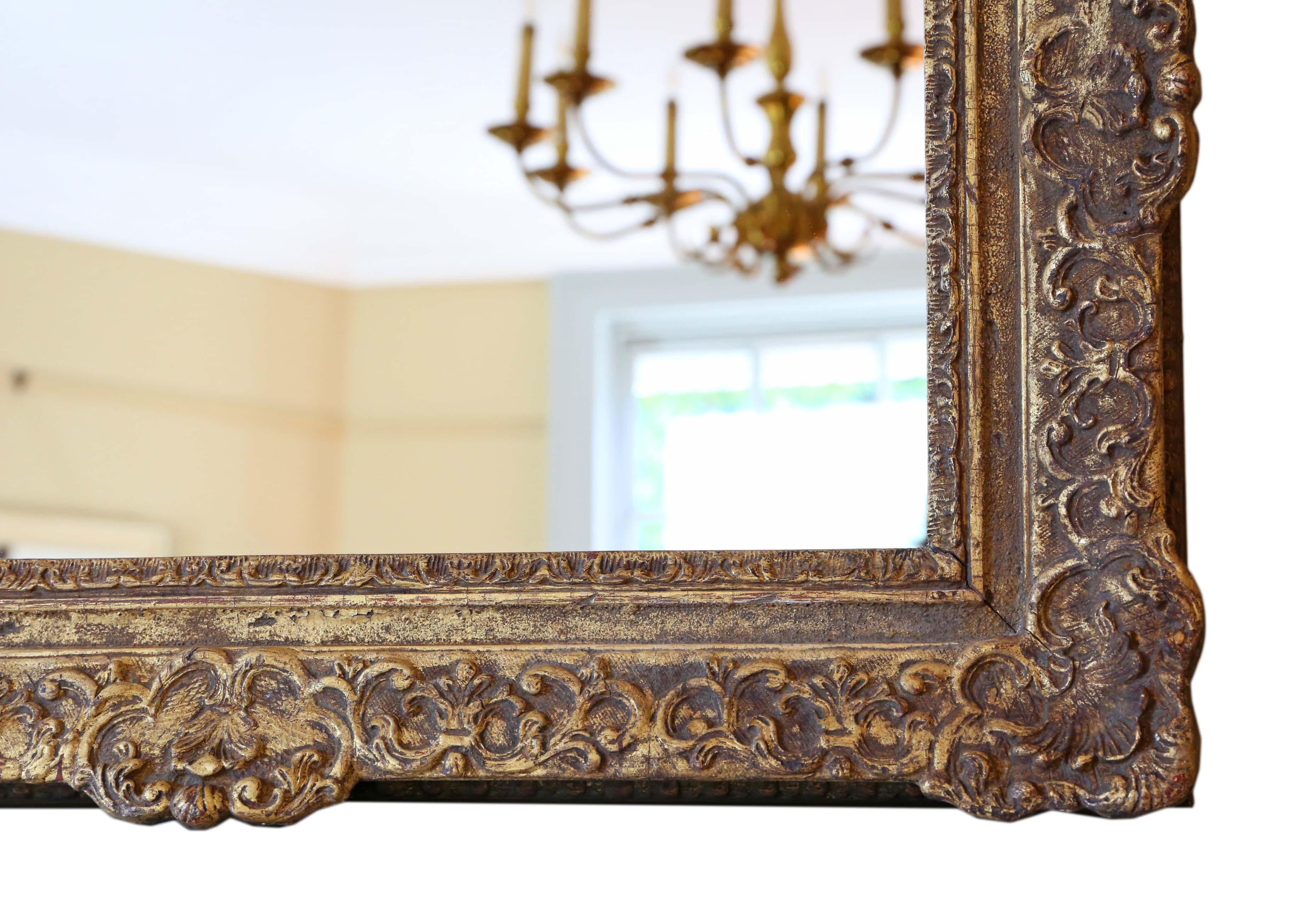 Bois doré Antique miroir mural doré du 19ème siècle en vente