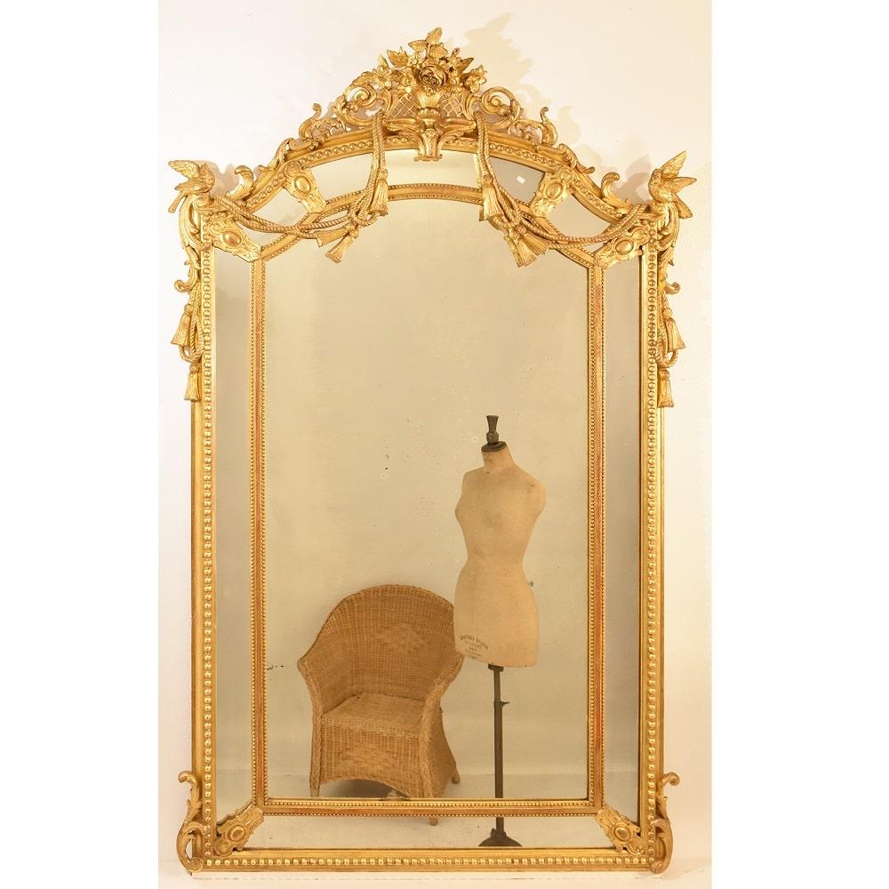 The antique rectangular gilt wall mirror, old mirror with flowers and birds proposed here
is an elegant mirror and has a Golden Frame in pure Gold Leaf and it carries side mirrors with rich decorations on the sides.

This antique rectangle wall
