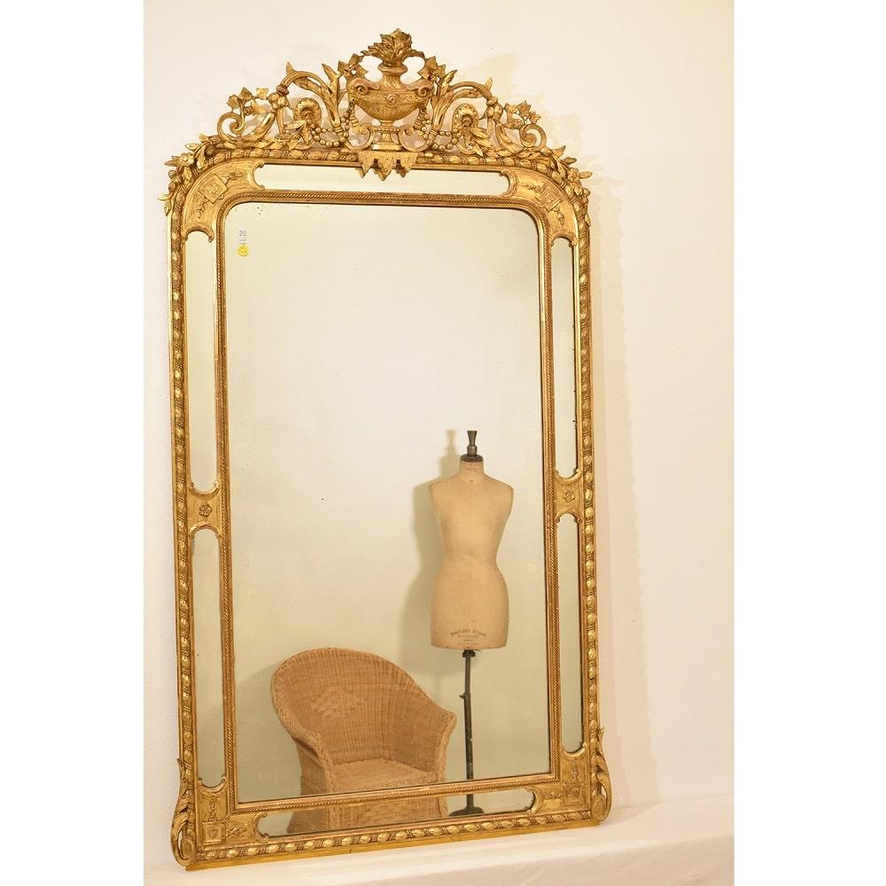The Antique rectangular gilt wall mirror, old mirror with flowers and cup proposed here is an elegant mirror 
and has a golden frame in pure gold leaf and it carries side mirrors with rich decorations on the sides.

This antique rectangle wall