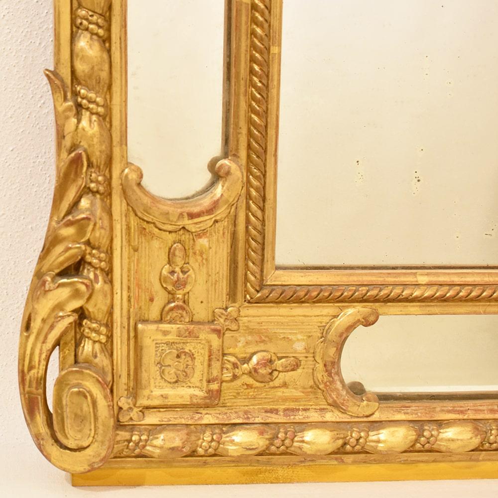 Antique Gilt Wall Mirror with Flowers and Cup, Gold Leaf Frame, XIX Century In Good Condition In Breganze, VI