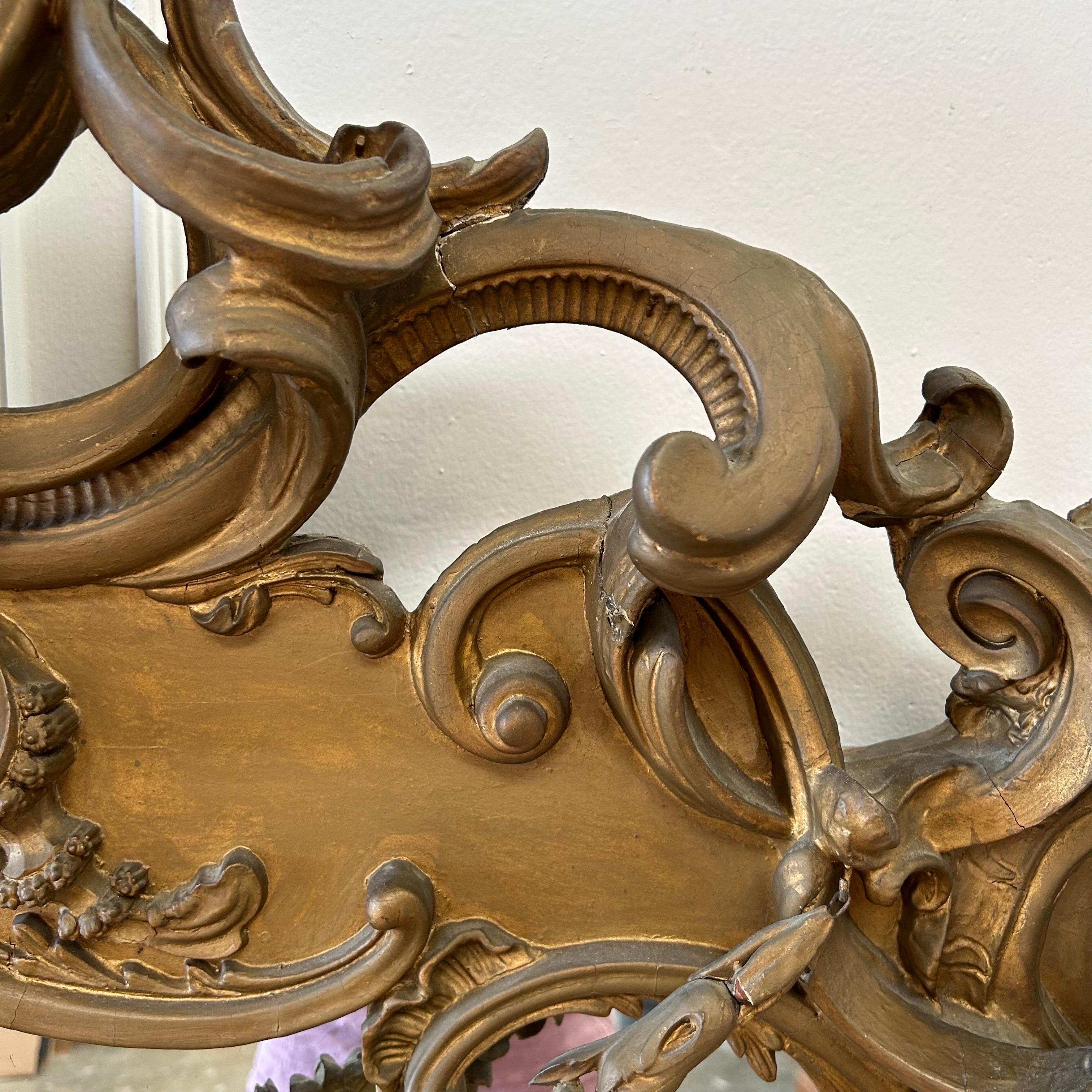 Antiker geschnitzter Rosenwag-Spiegel aus vergoldetem Holz im Angebot 7