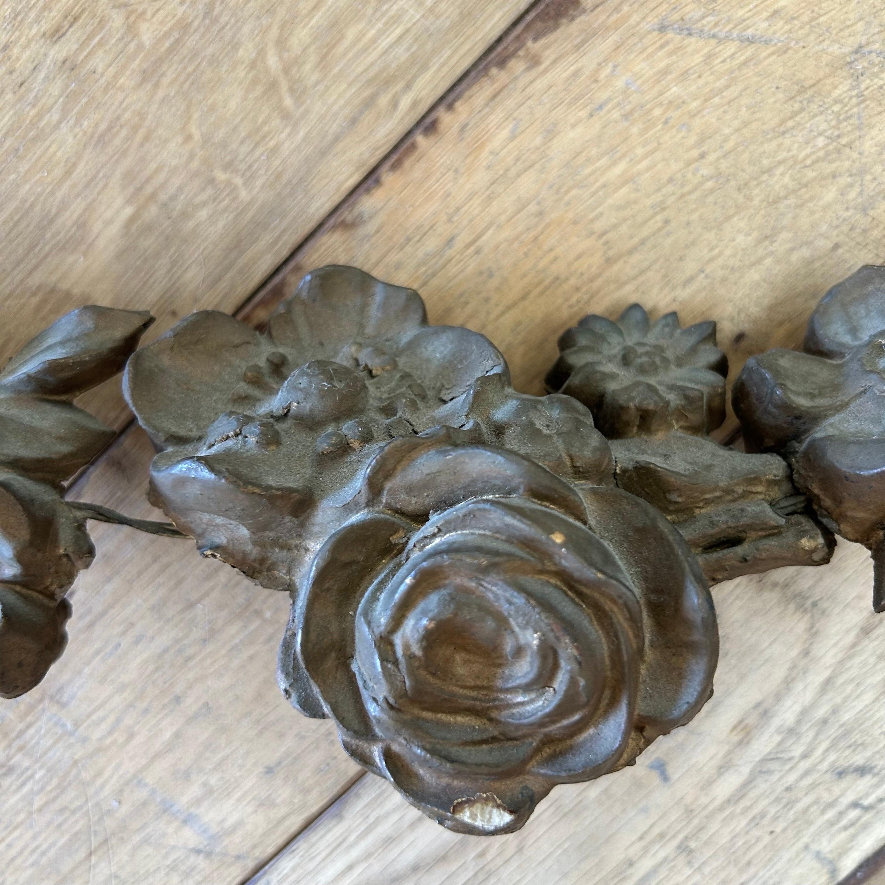 Miroir ancien en bois doré sculpté d'une rose en vente 6