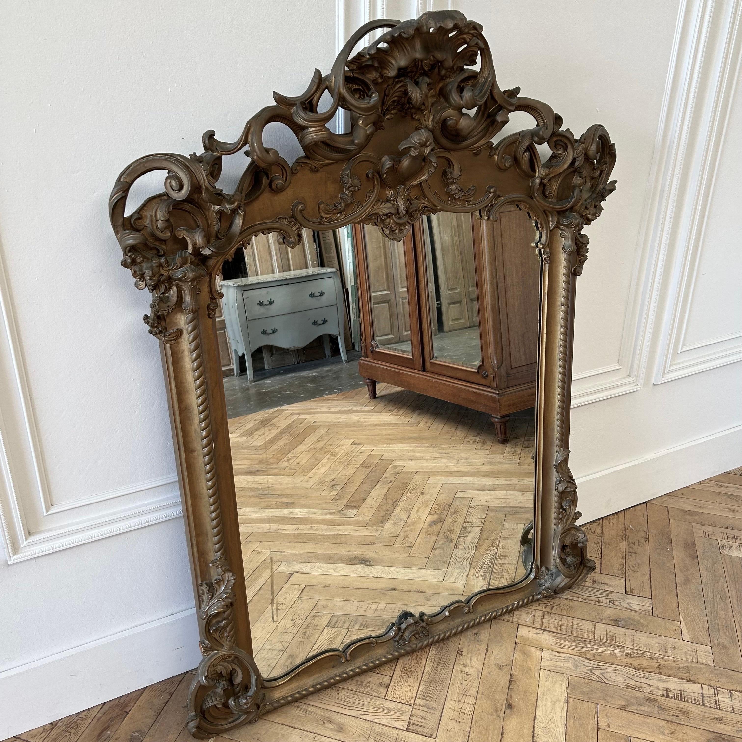 Miroir ancien en bois doré sculpté d'une rose en vente 8