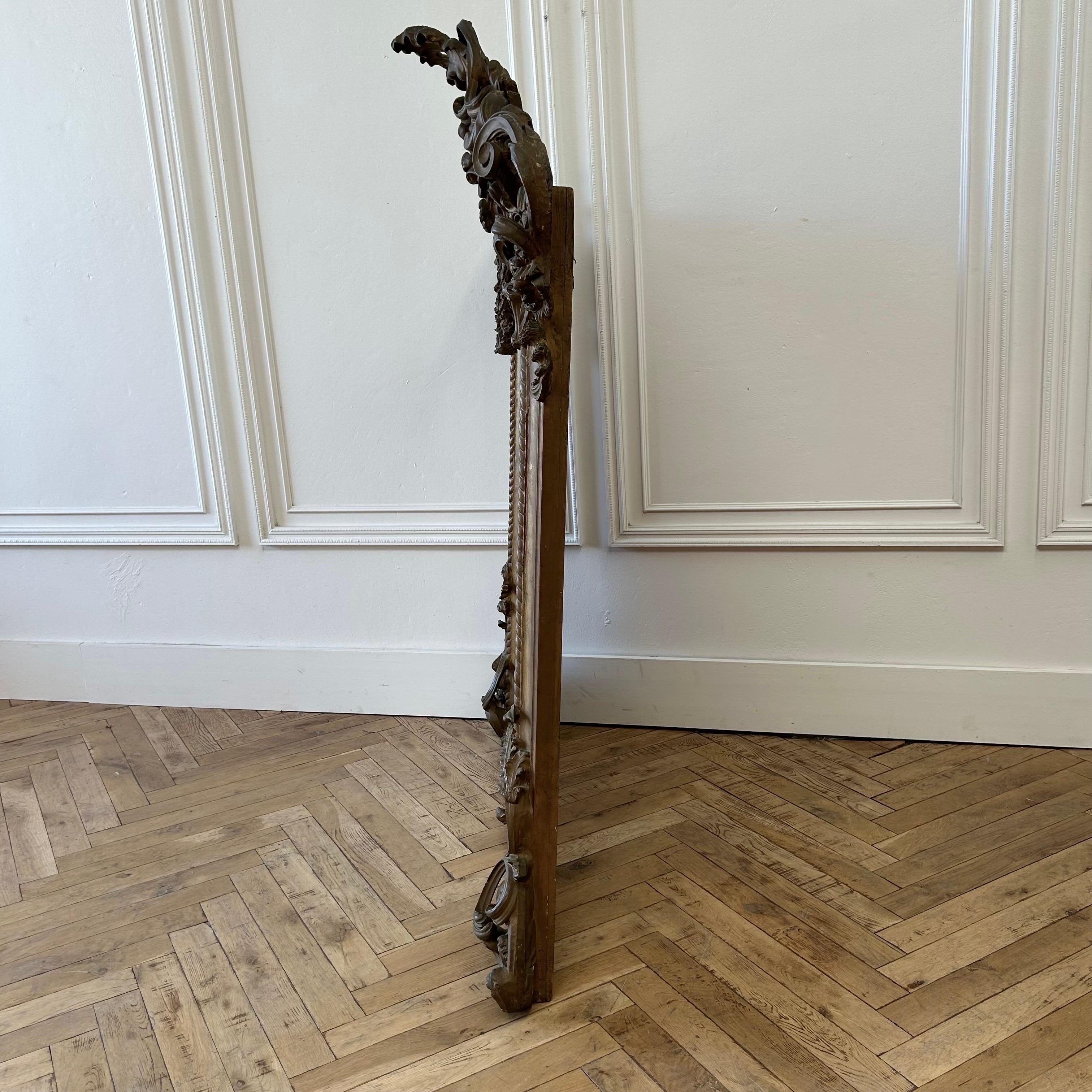 Antiker geschnitzter Rosenwag-Spiegel aus vergoldetem Holz im Angebot 14