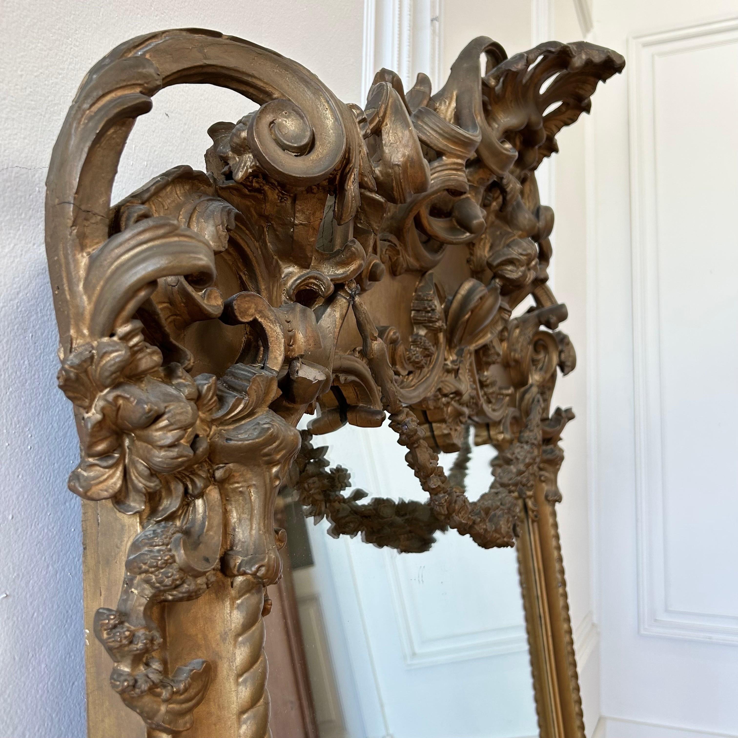 Antiker geschnitzter Rosenwag-Spiegel aus vergoldetem Holz im Zustand „Gut“ im Angebot in Brea, CA