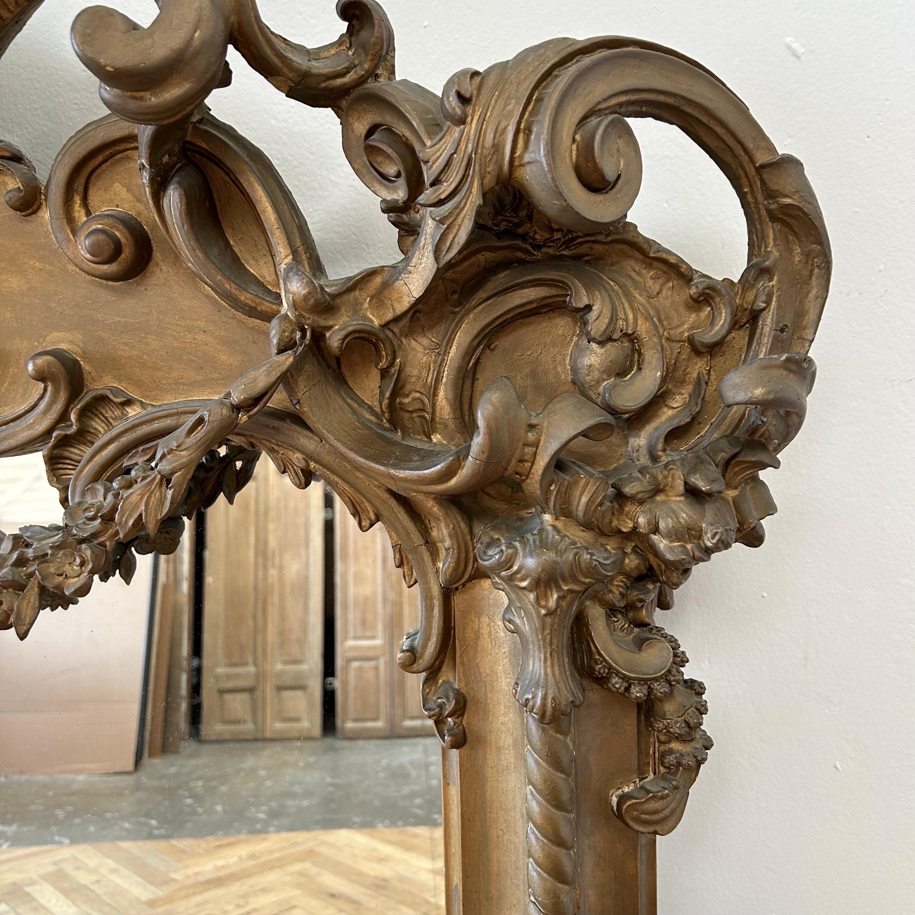Antiker geschnitzter Rosenwag-Spiegel aus vergoldetem Holz im Angebot 1