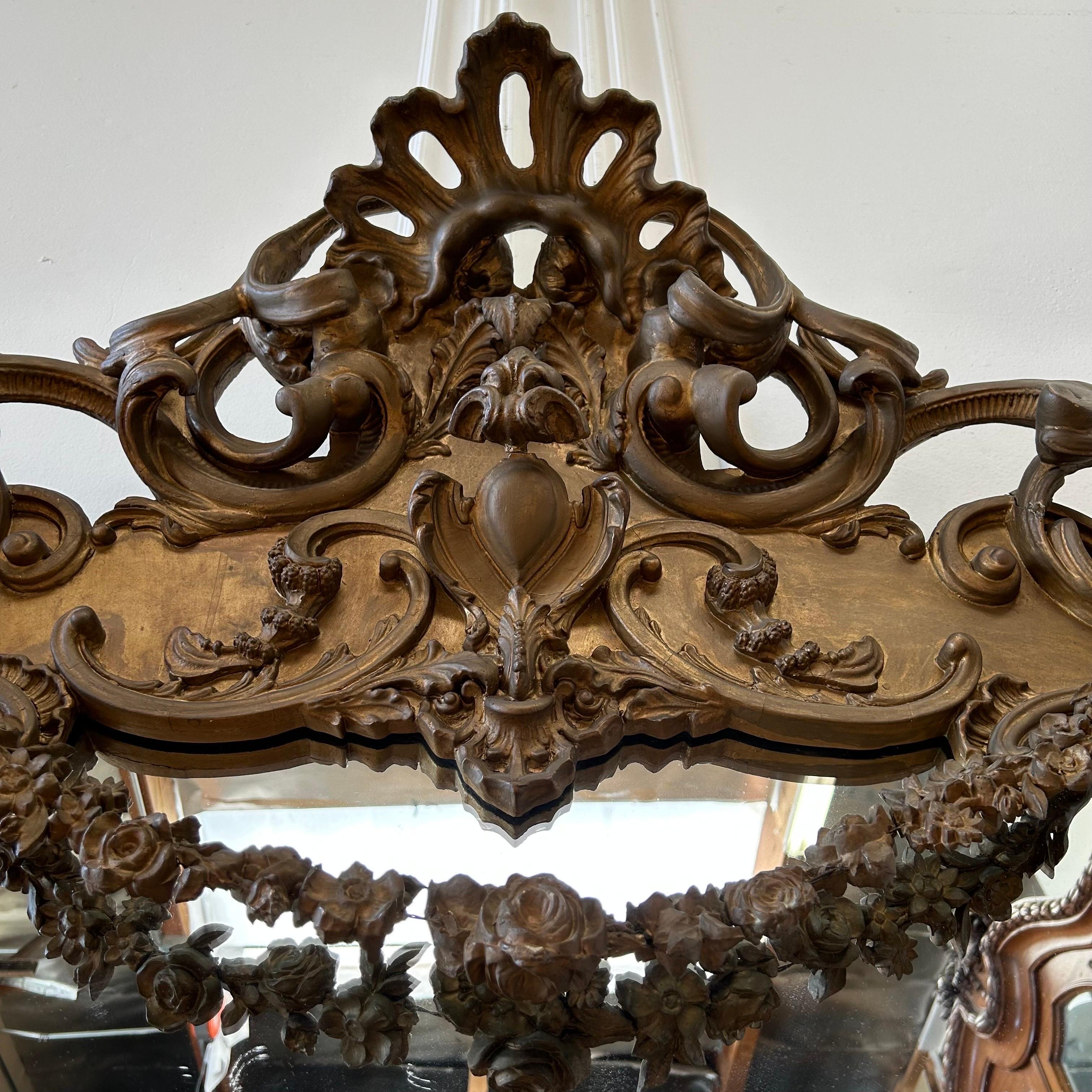 Miroir ancien en bois doré sculpté d'une rose Bon état - En vente à Brea, CA