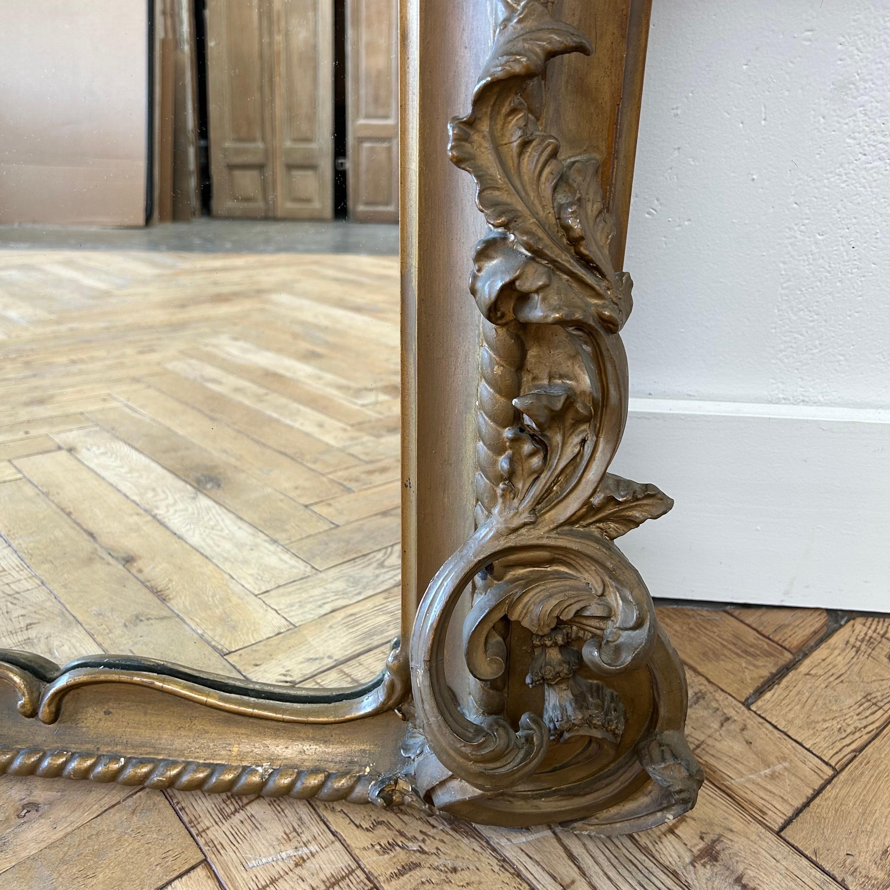 XIXe siècle Miroir ancien en bois doré sculpté d'une rose en vente