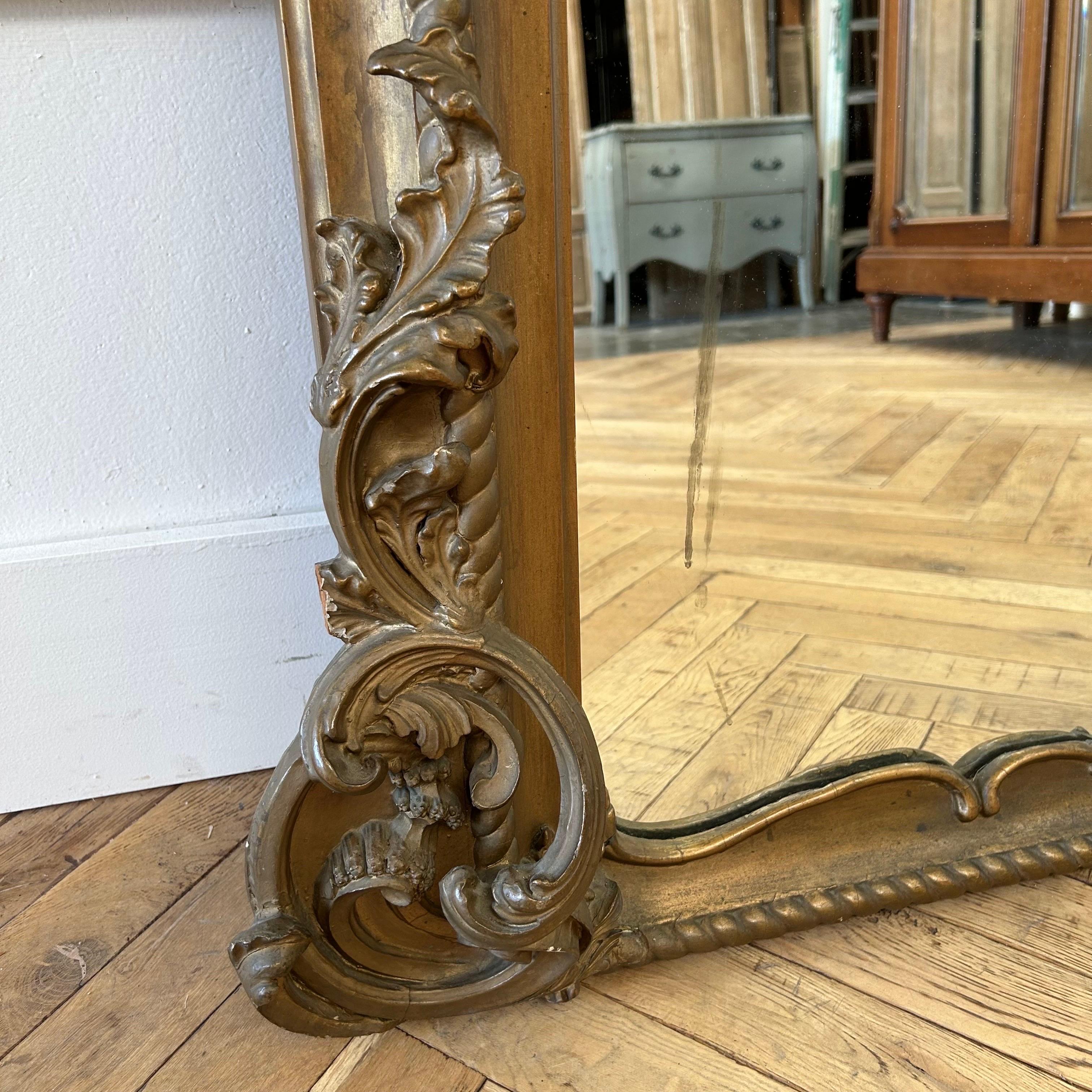 Miroir ancien en bois doré sculpté d'une rose en vente 1