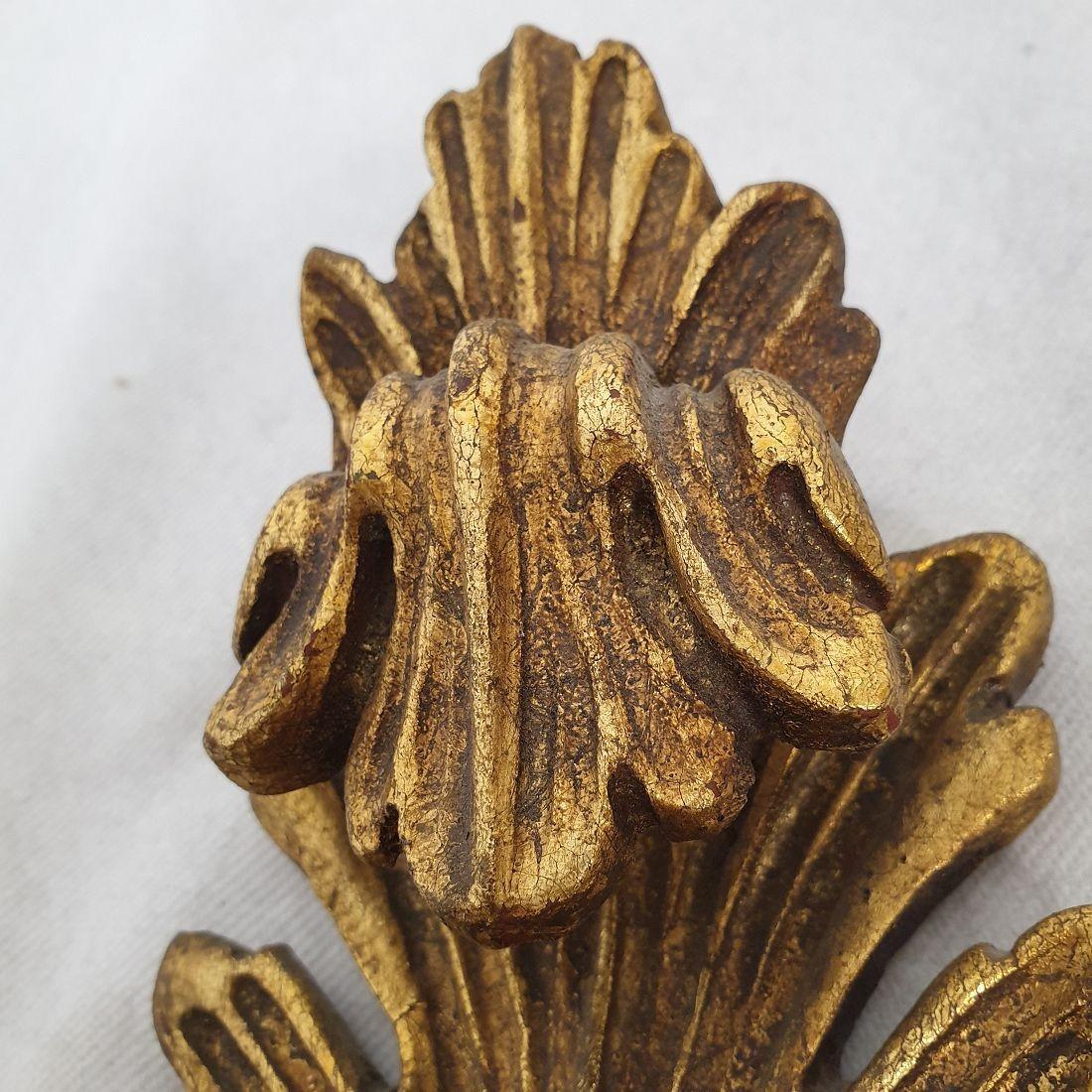 Appliques françaises anciennes en bois doré en vente 3